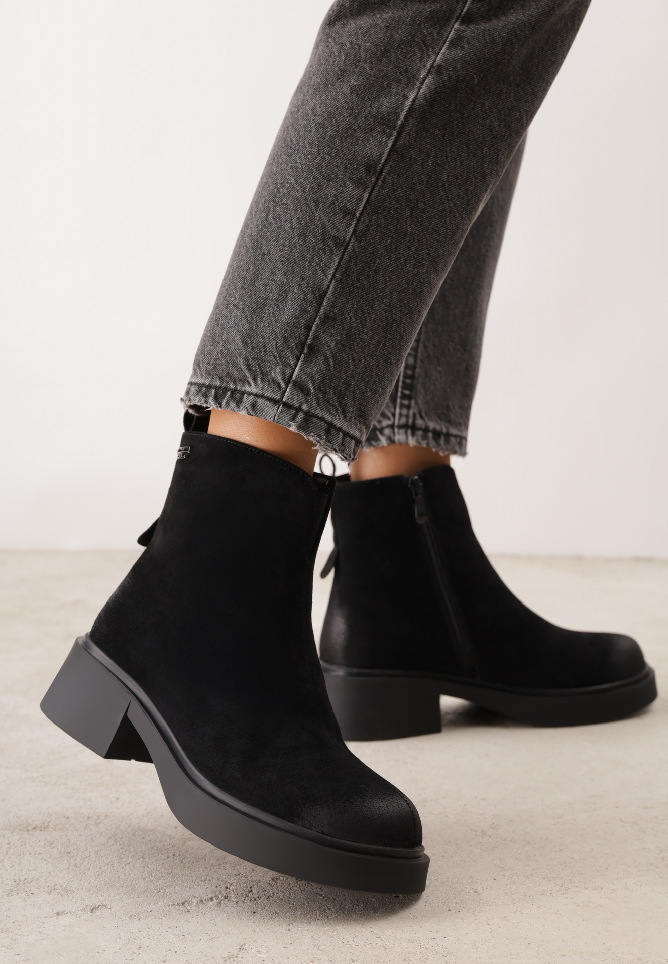 Botine din piele întoarsă naturală Vintage Wash Jennete Negre