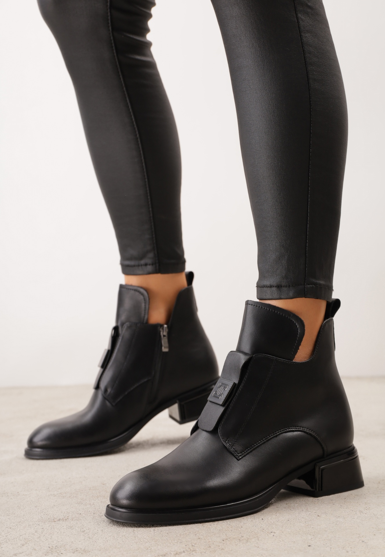 Botine din piele naturală, cu toc plat, decorate cu aplicație și decupaje Gilith Negre