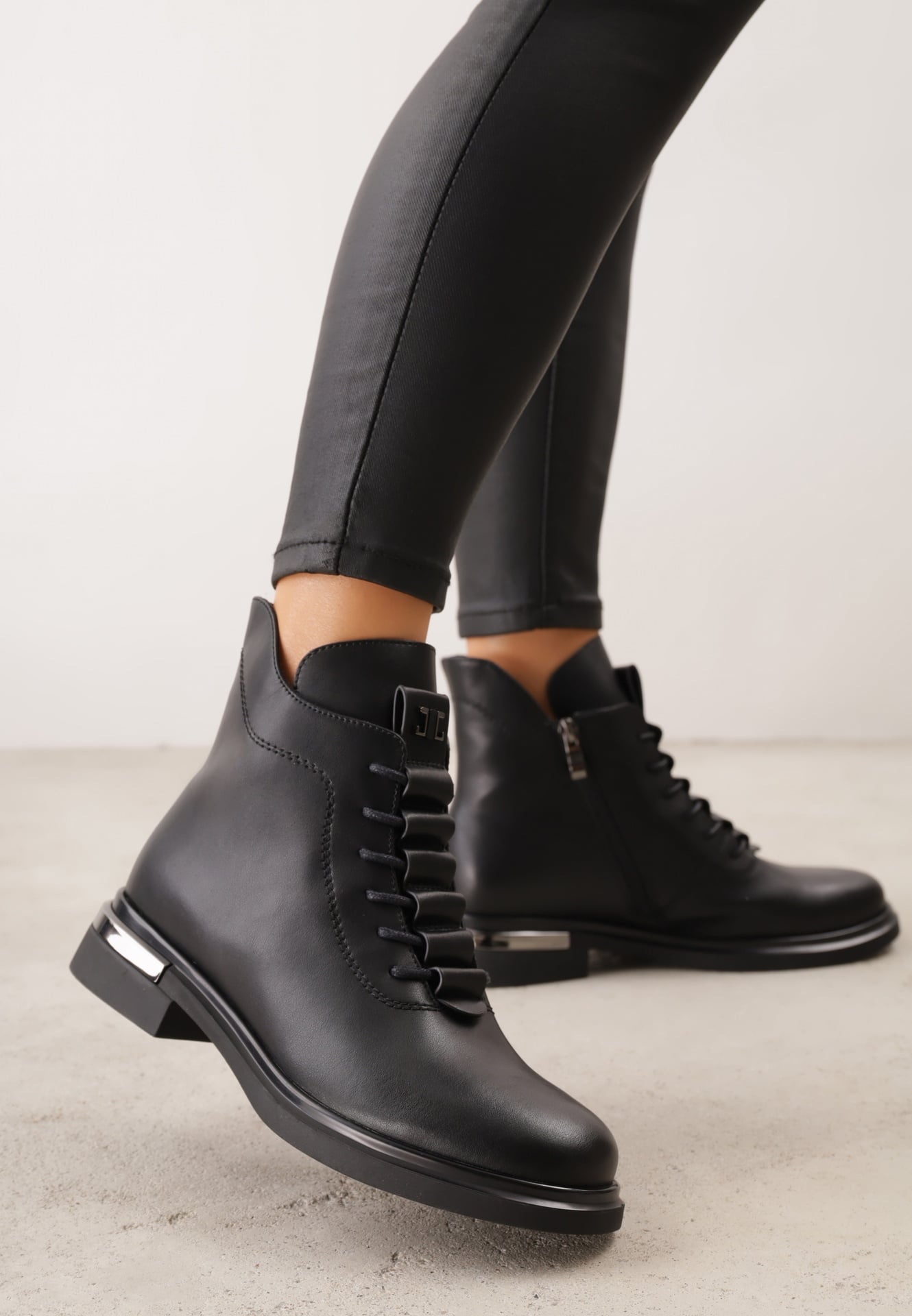 Ghete din piele naturală cu aplicație metalică și șireturi decorative Kaelani Negre