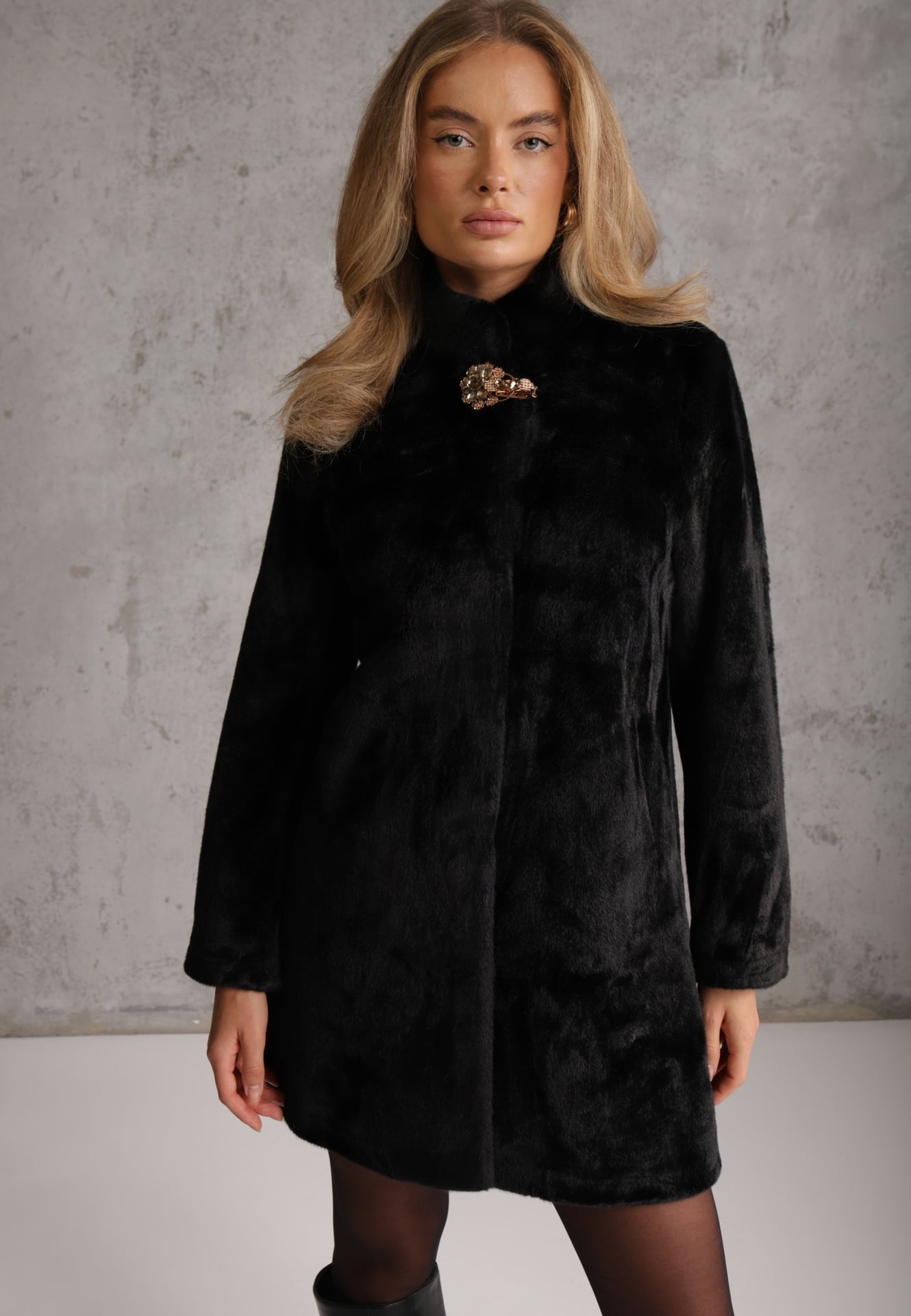 Blană artificială cu guler tip tunică și închidere elegantă în formă de floare Lireko Neagră