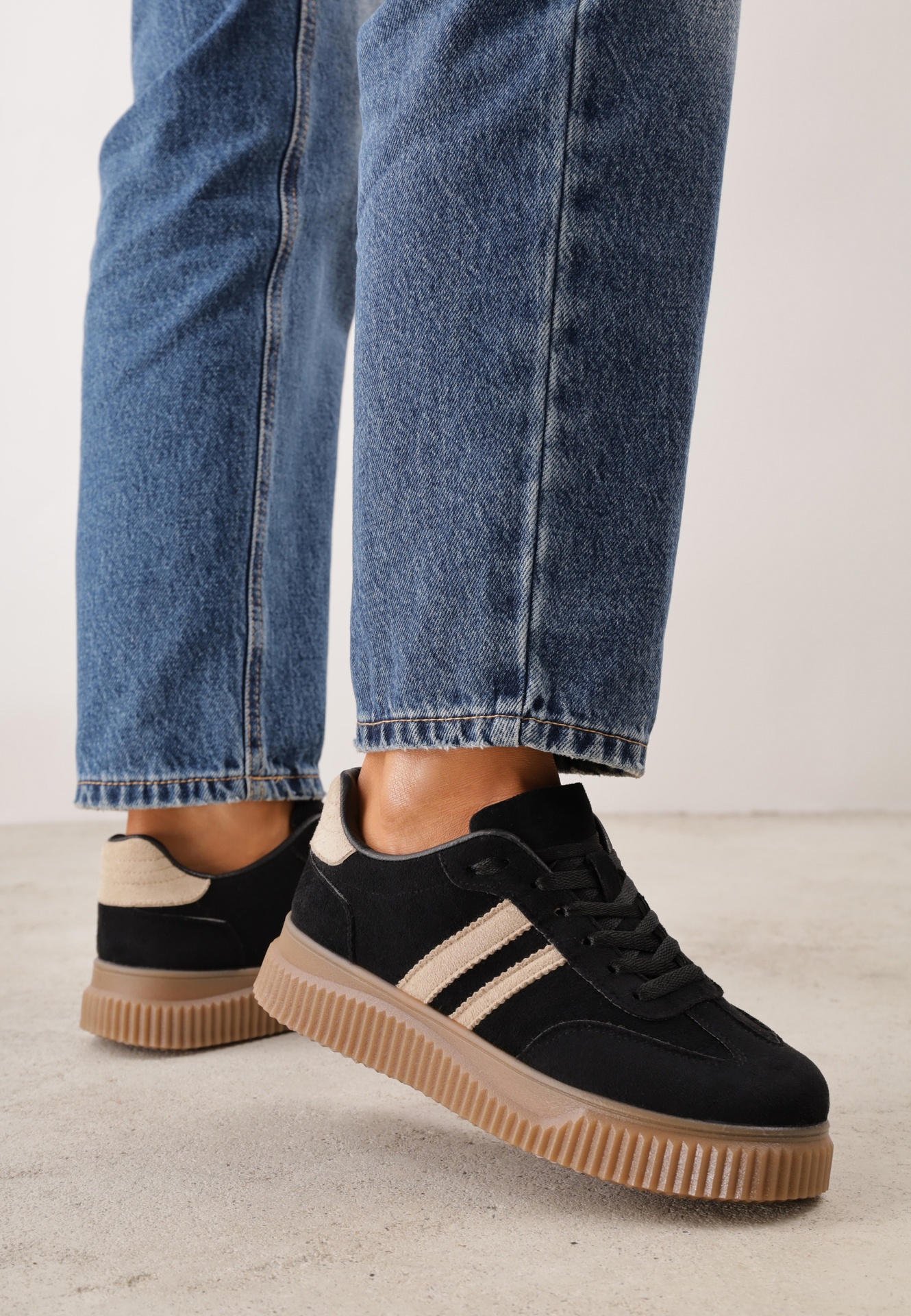 Sneakers pe platformă din cauciuc embosat, decorate cu barete Naifeh Negri
