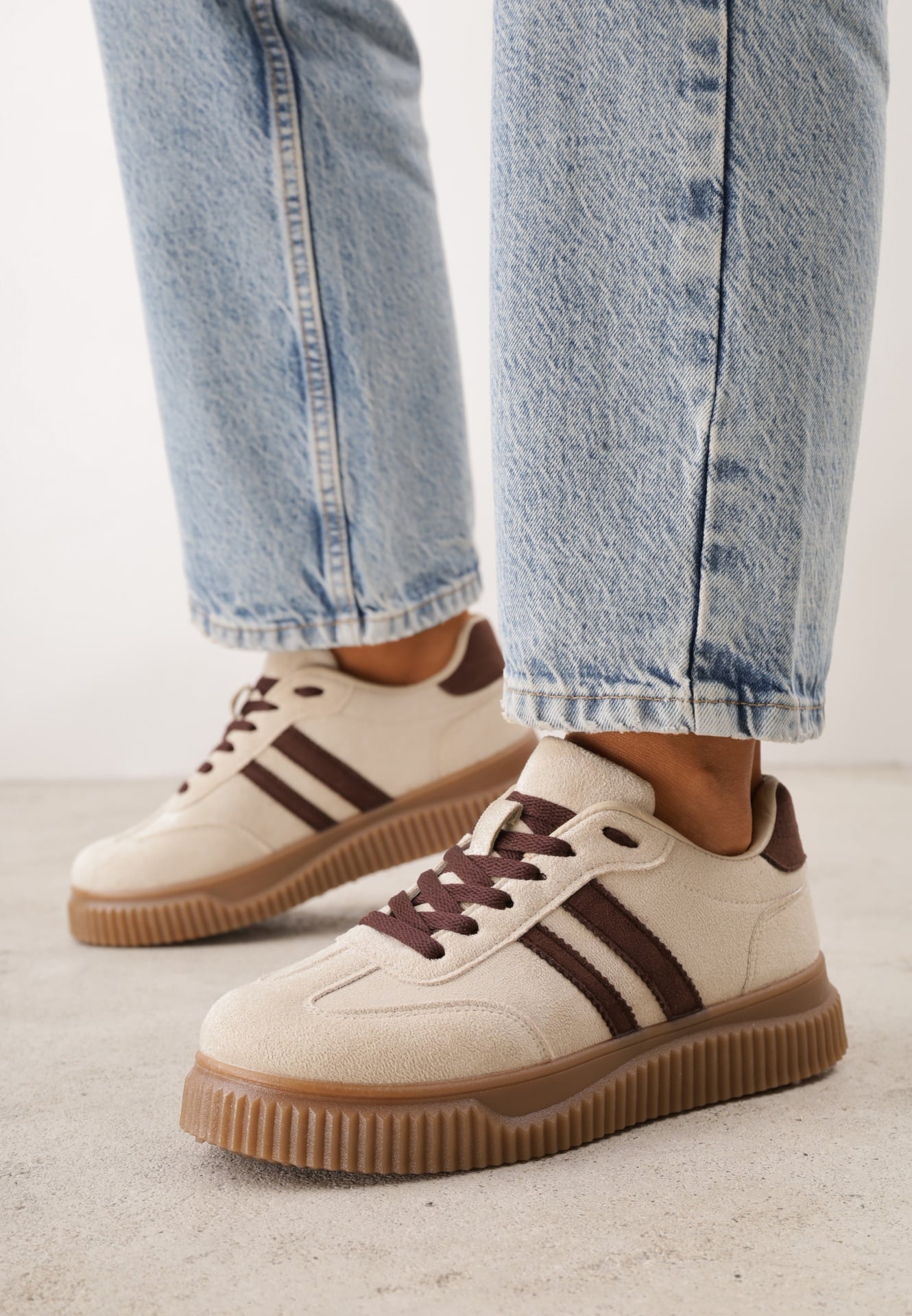Sneakers pe platformă din cauciuc embosat, decorate cu barete Naifeh Bej