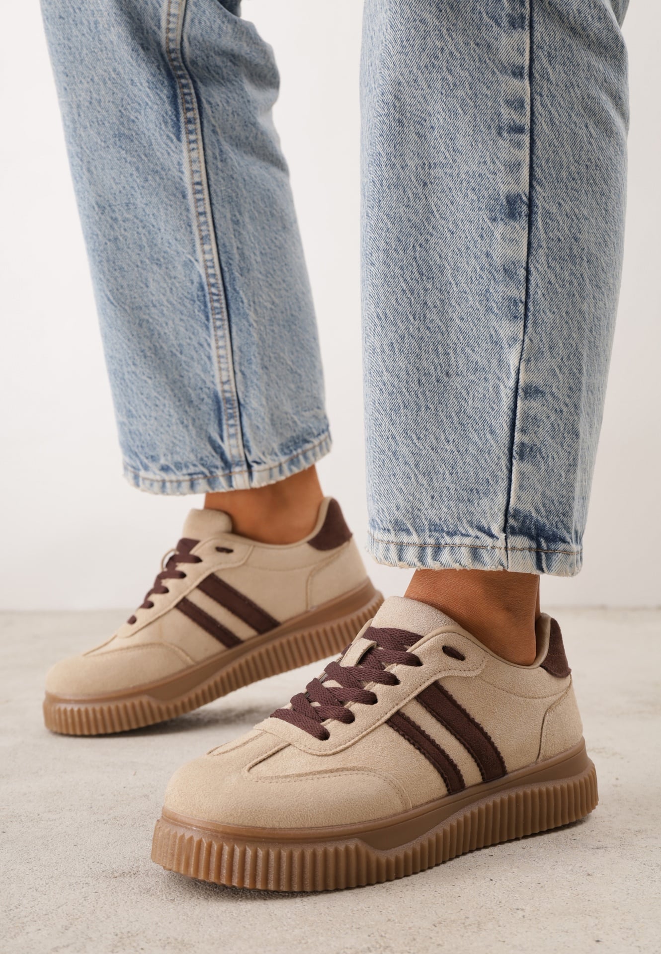 Sneakers pe platformă din cauciuc embosat, decorate cu barete Naifeh Bej închis