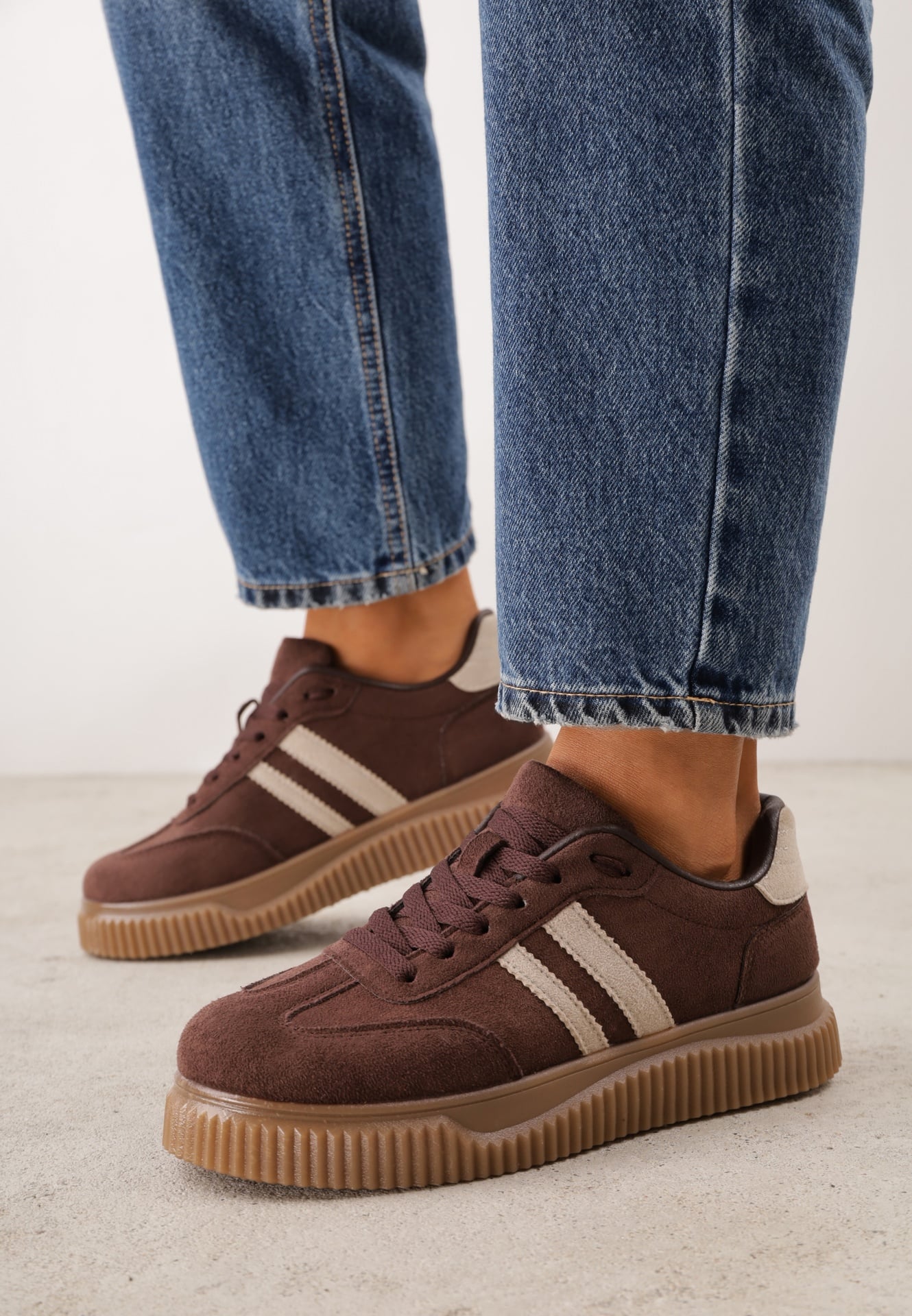 Sneakers pe platformă din cauciuc embosat, decorate cu barete Naifeh Maro