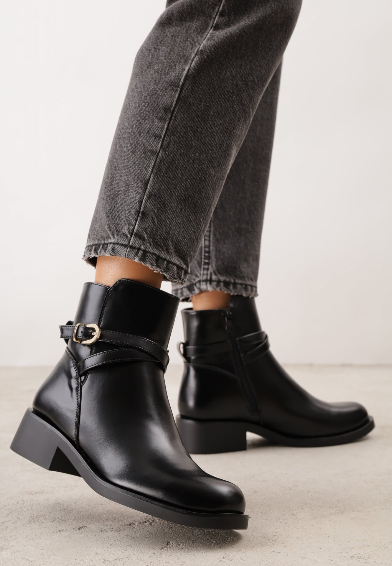 Botine cu toc plat decorate cu o baretuță elegantă cu cataramă Ramhei Negre