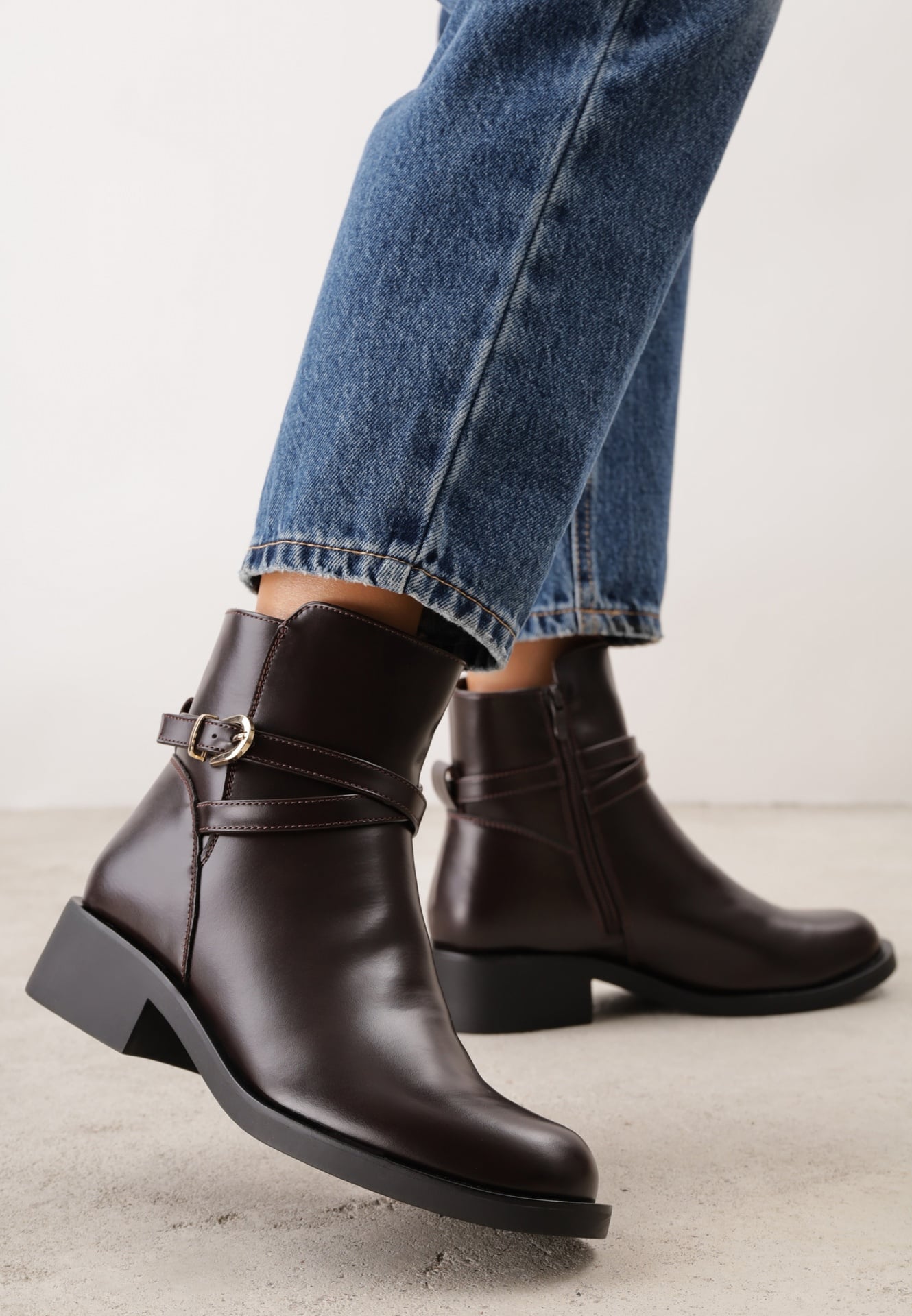 Botine cu toc plat decorate cu o baretuță elegantă cu cataramă Ramhei Maro
