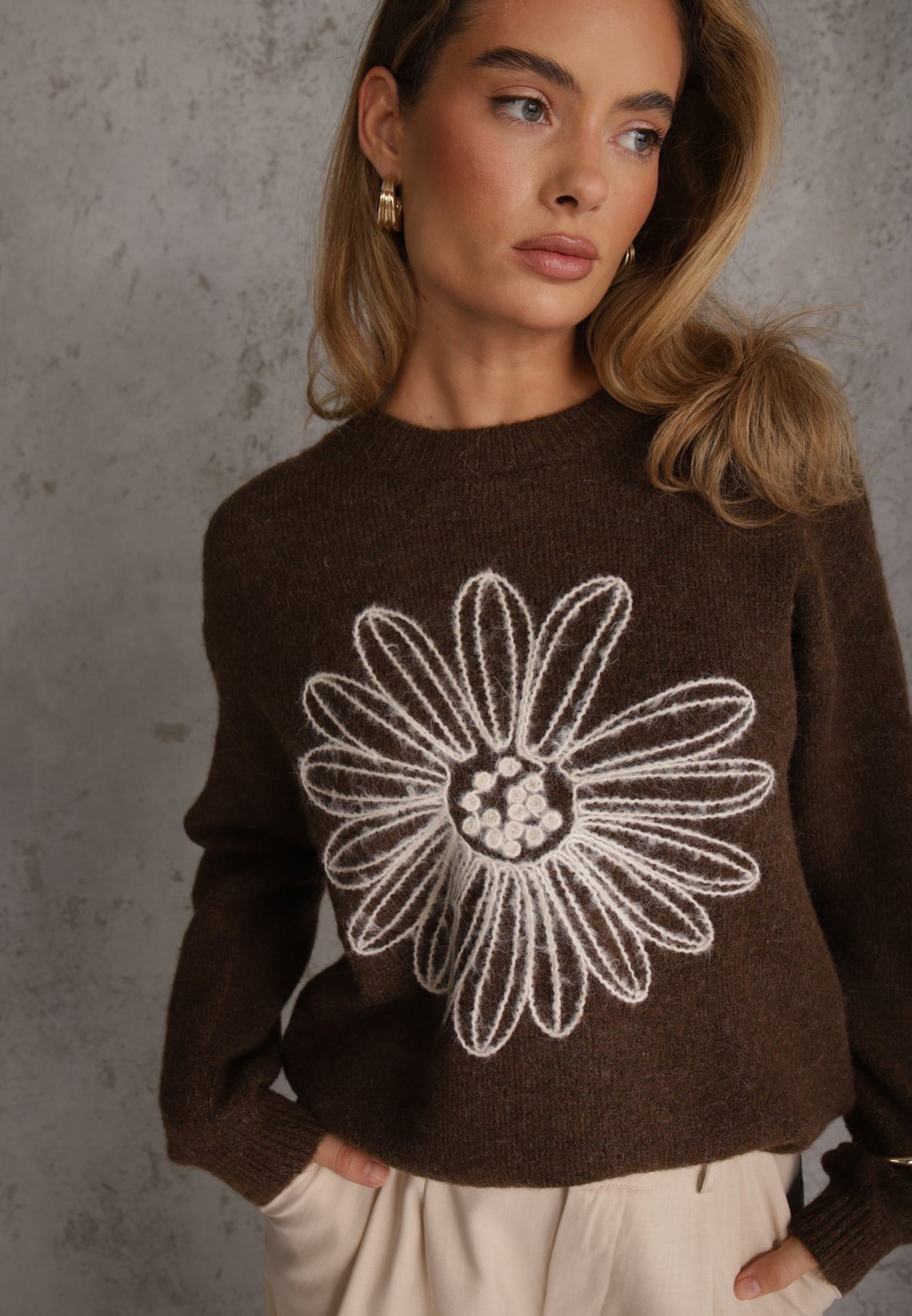 Pulover din bumbac și lână, decorat cu broderie florală în față Deta Maro