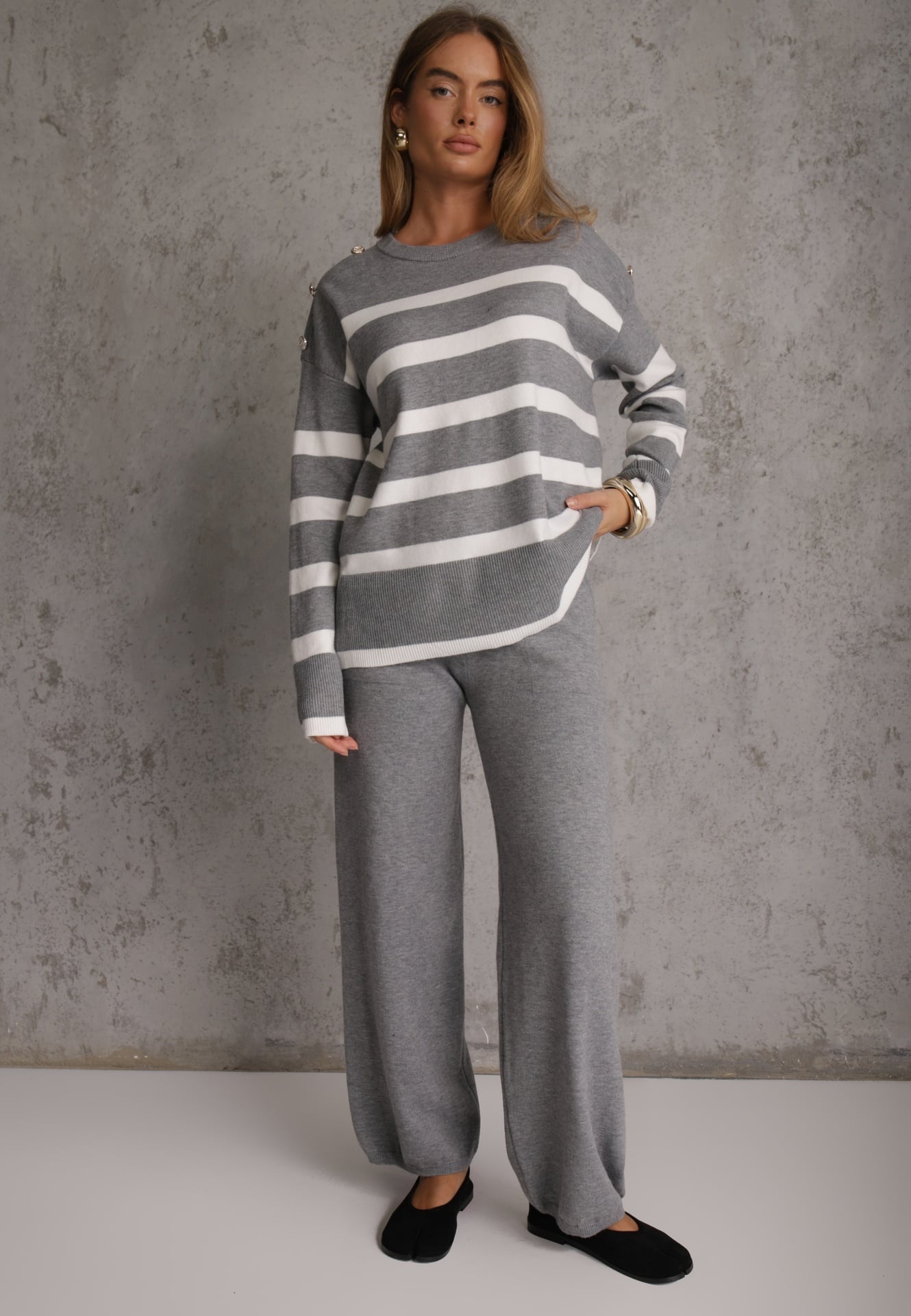 Set din tricot cu bumbac, pulover în dungi cu nasturi decorativi și pantaloni Yatis Gri