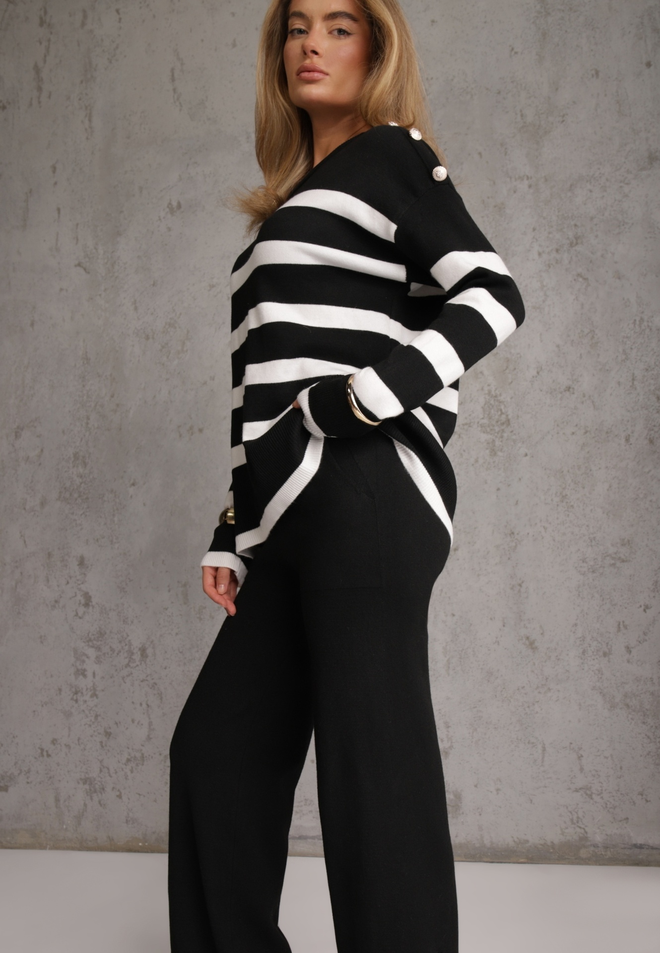 Set din tricot cu bumbac, pulover în dungi cu nasturi decorativi și pantaloni Yatis Negru