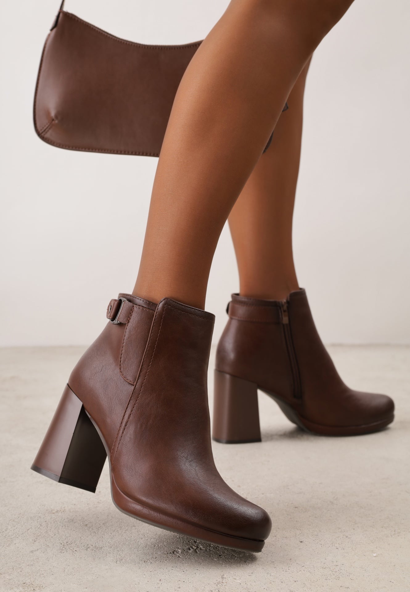 Botine cu toc gros din piele naturală, decorate cu cataramă metalică Seonia Maro