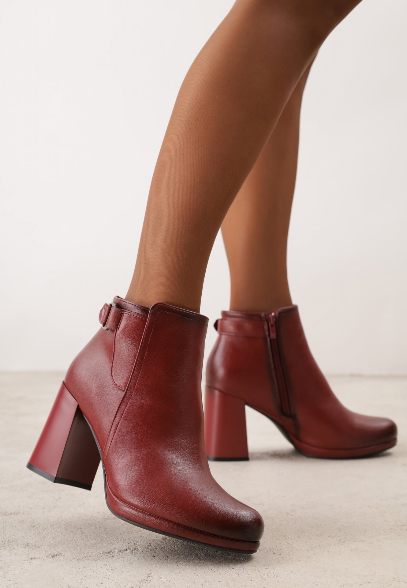 Botine cu toc gros din piele naturală, decorate cu cataramă metalică Seonia Roșii