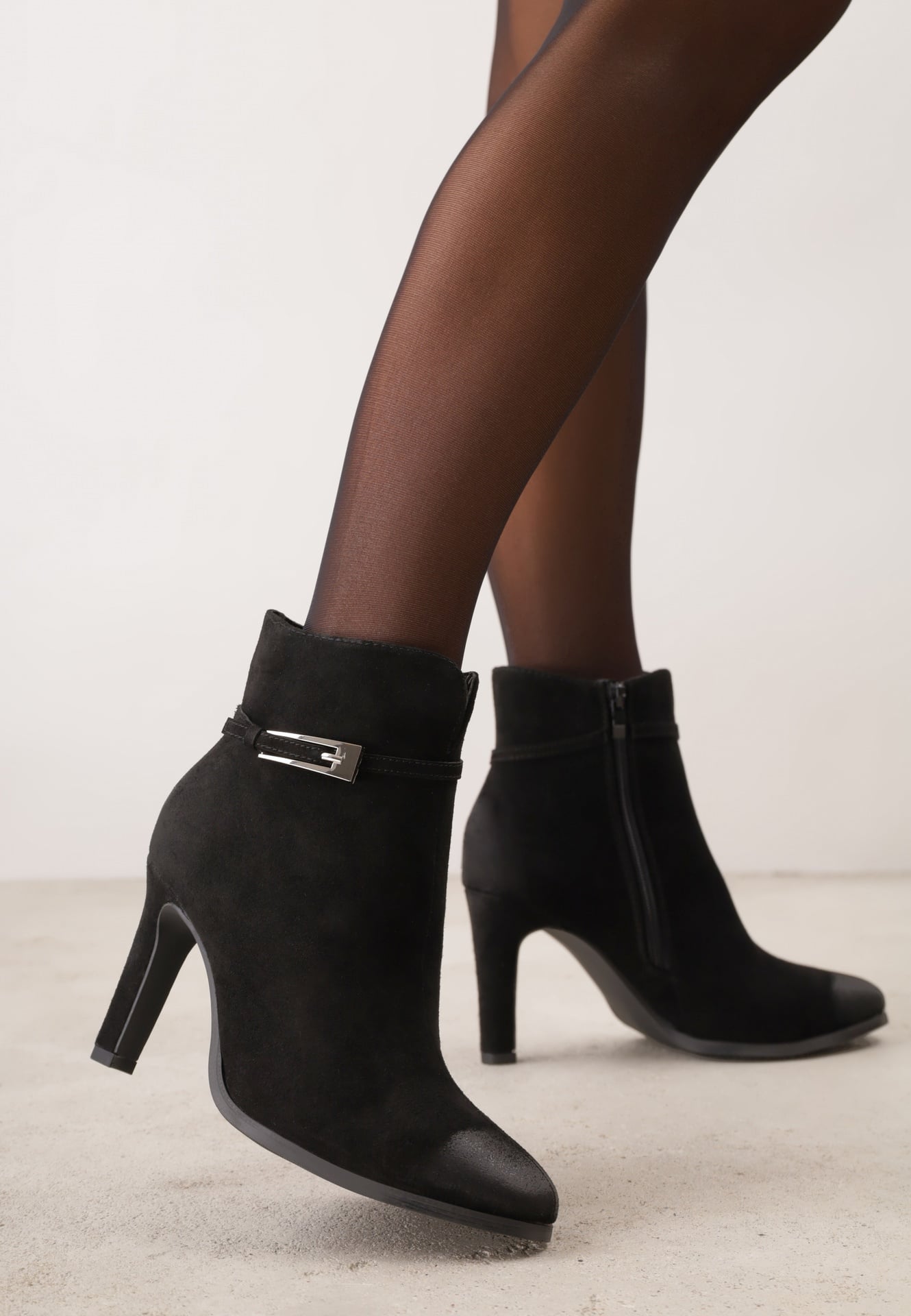 Botine din piele întoarsă cu toc subțire, cataramă și efect vintage wash Roelina Negre