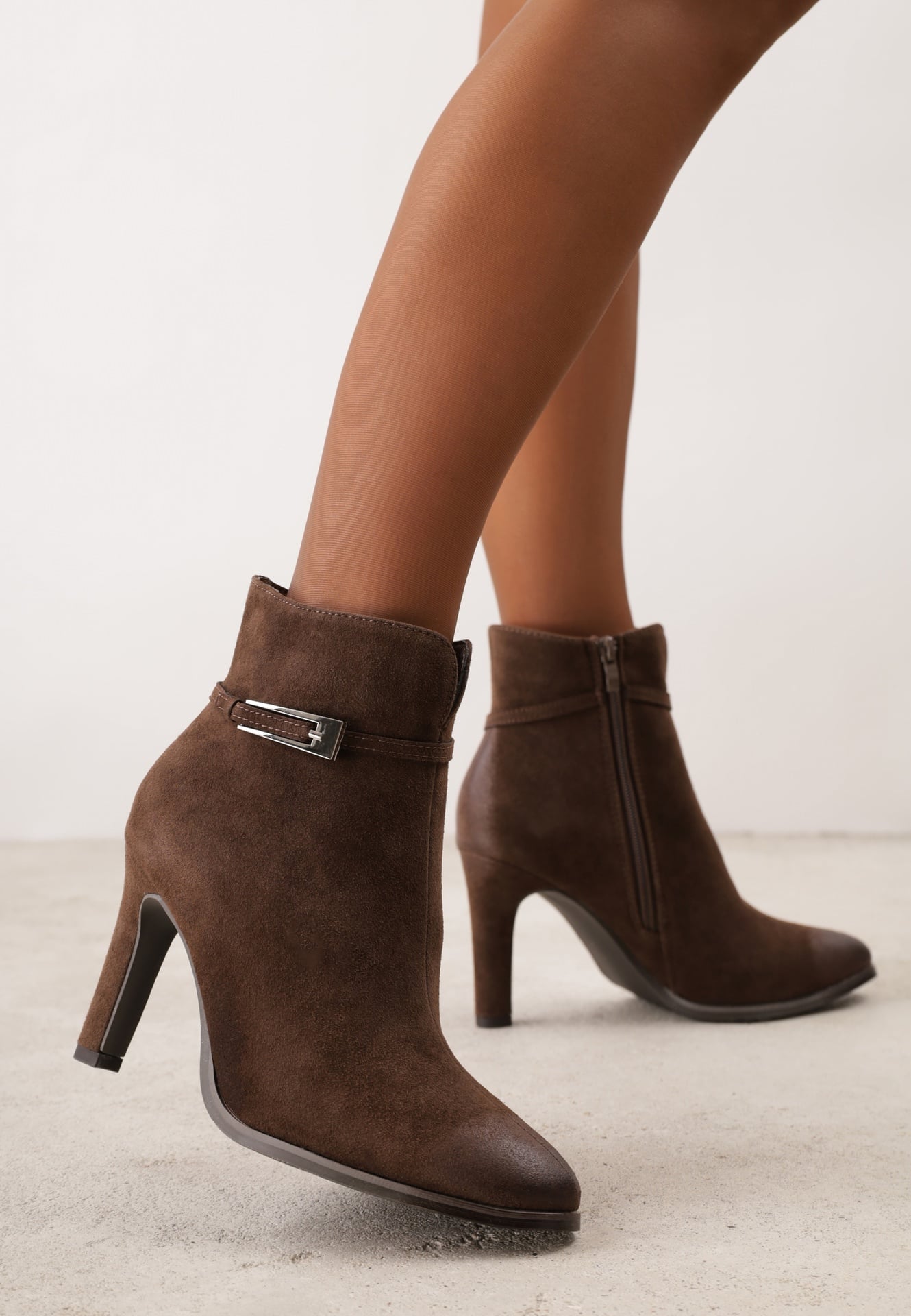 Botine din piele întoarsă cu toc subțire, cataramă și efect vintage wash Roelina Maro închis