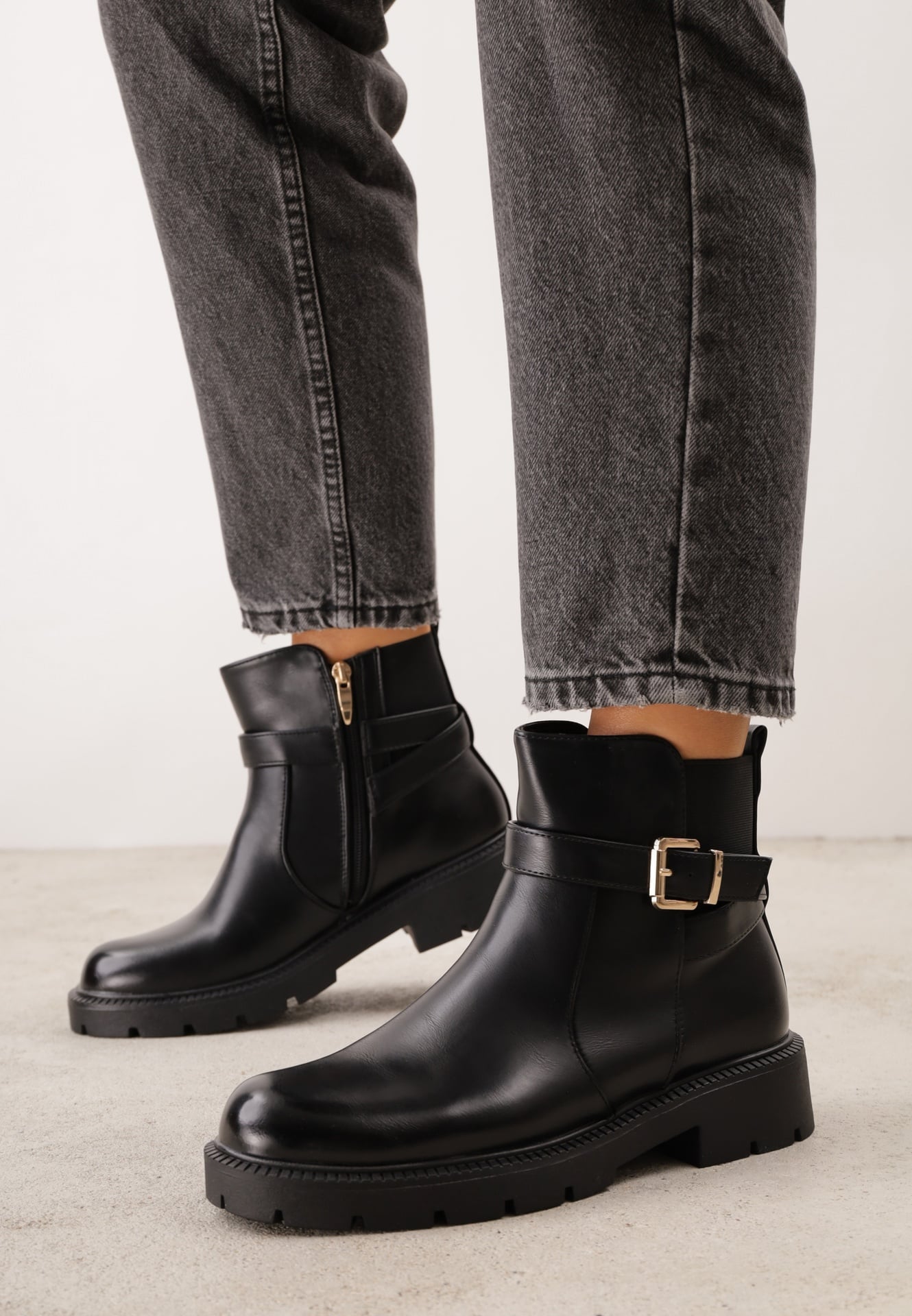 Botine biker cu talpă cu profil și panou elastic, decorate cu dungi cu cataramă Serilla Negre
