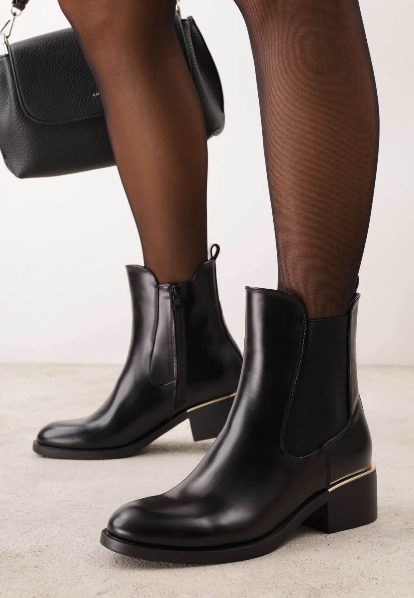 Botine Chelsea cu detaliu metalic Bobene Negre