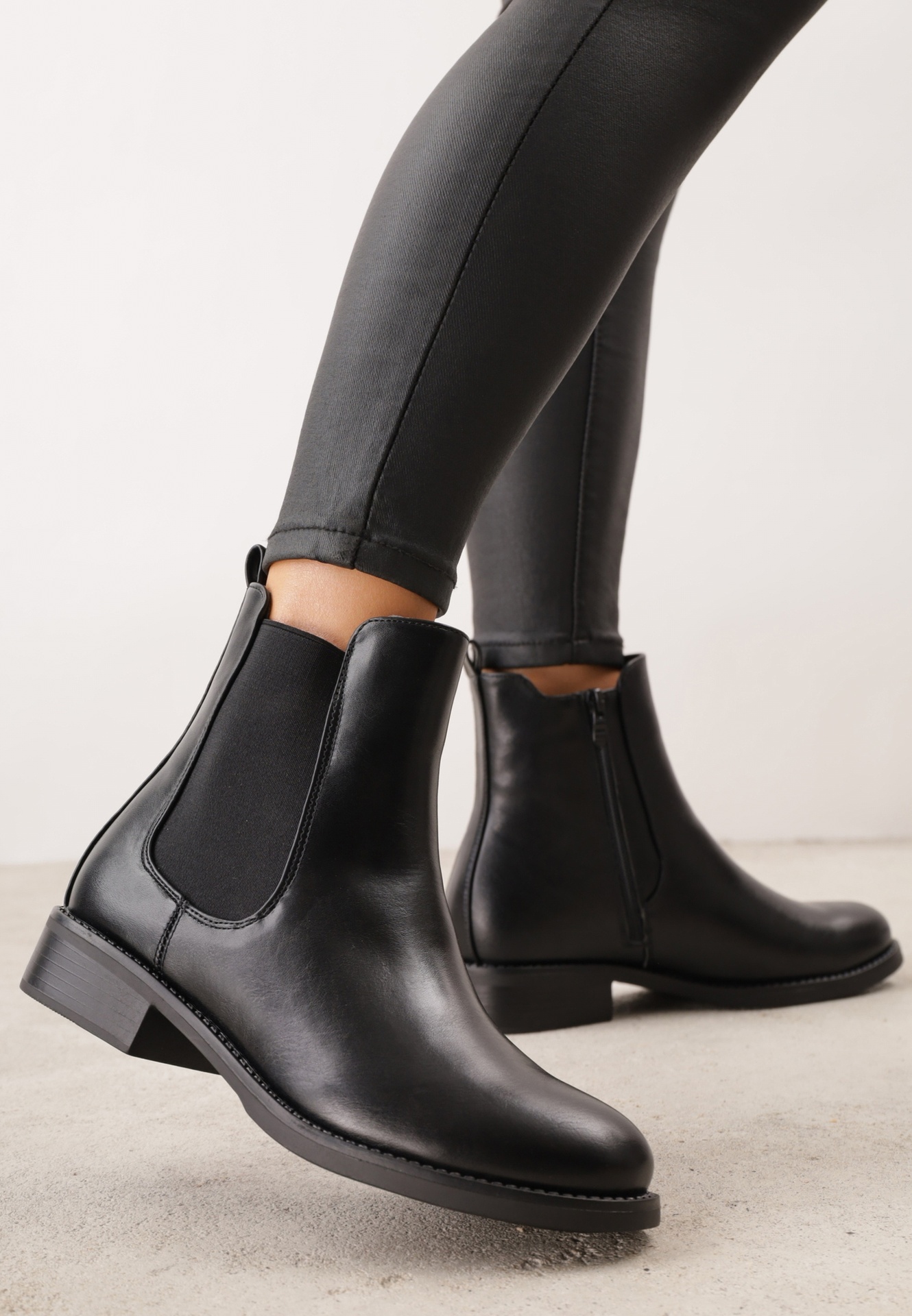 Botine clasice cu talpă joasă (tip chelsea) cu inserție din material elastic Baument Negre