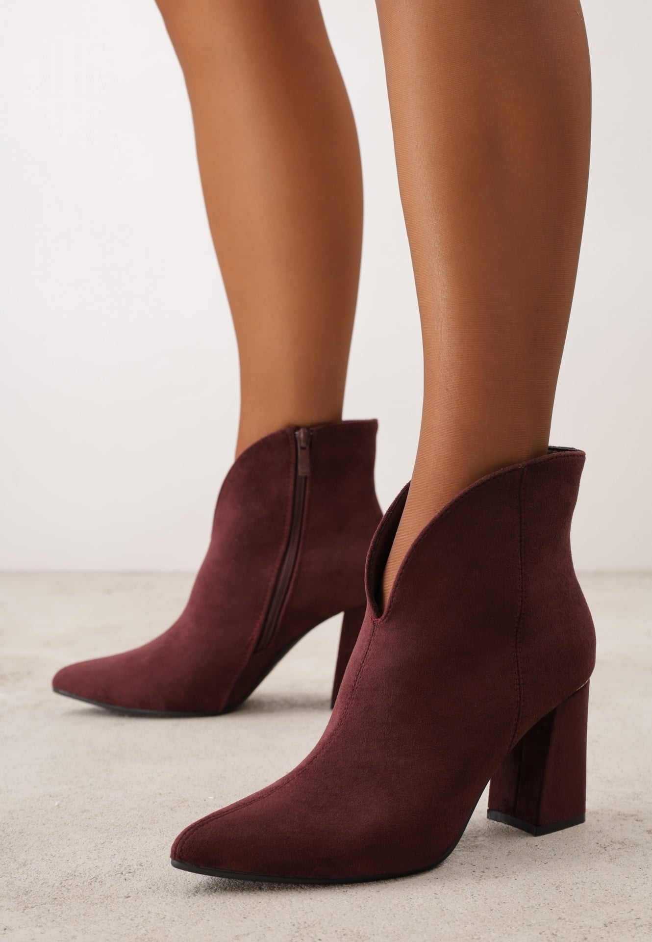 Botine cu toc gros și decupaj în V în stil elegant Soffias Bordo