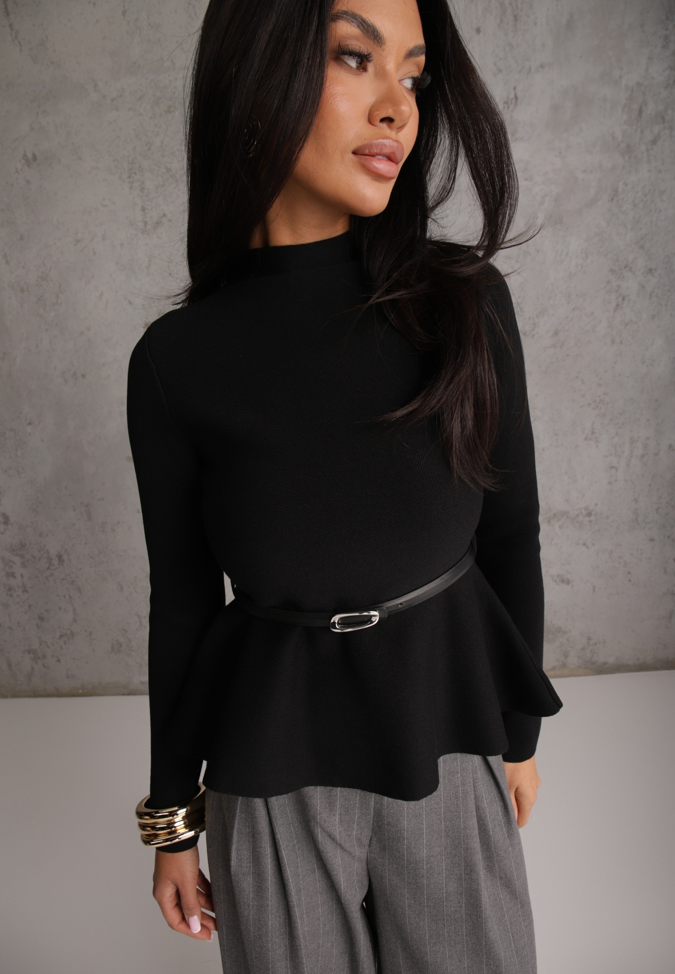 Bluză elegantă din viscoză cu peplum și guler drept, decorată cu o dungă îngustă cu cataramă Susila Neagră