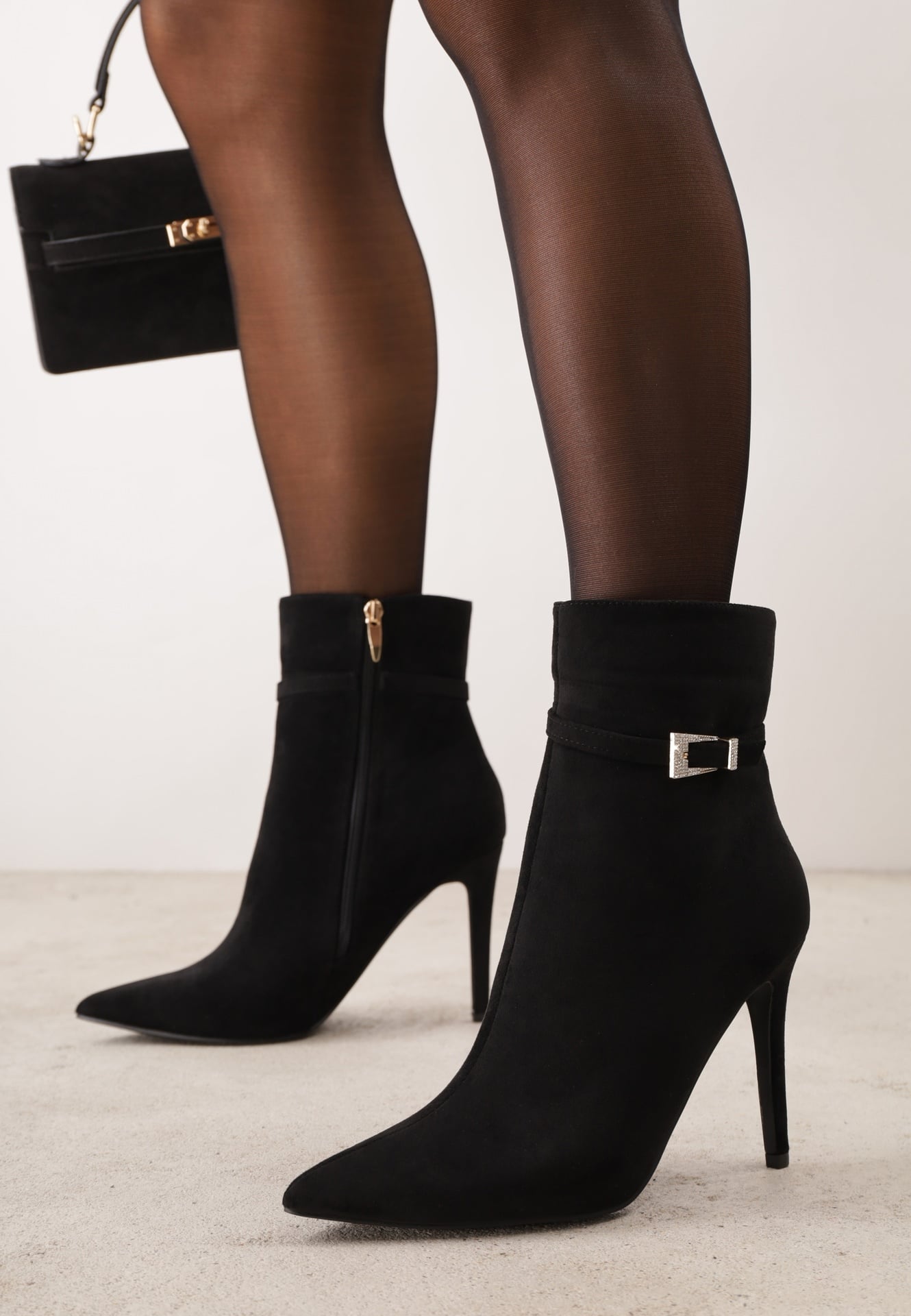 Botine elegante pe toc subțire decorate cu o cataramă cu strasuri Onestia Negre