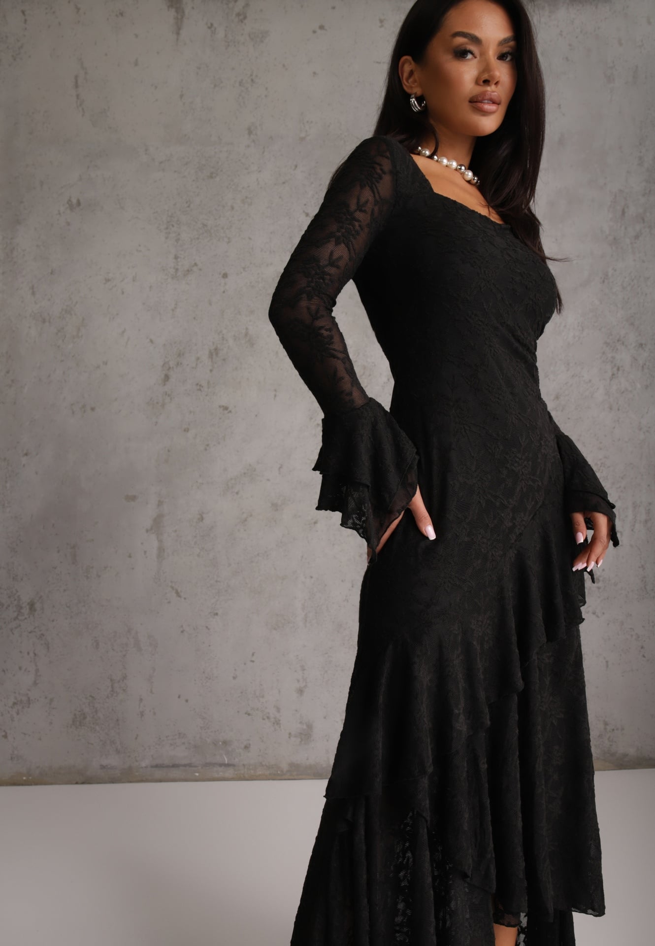 Rochie elegantă din dantelă, decorată cu volane asimetrice Unassemia Neagră