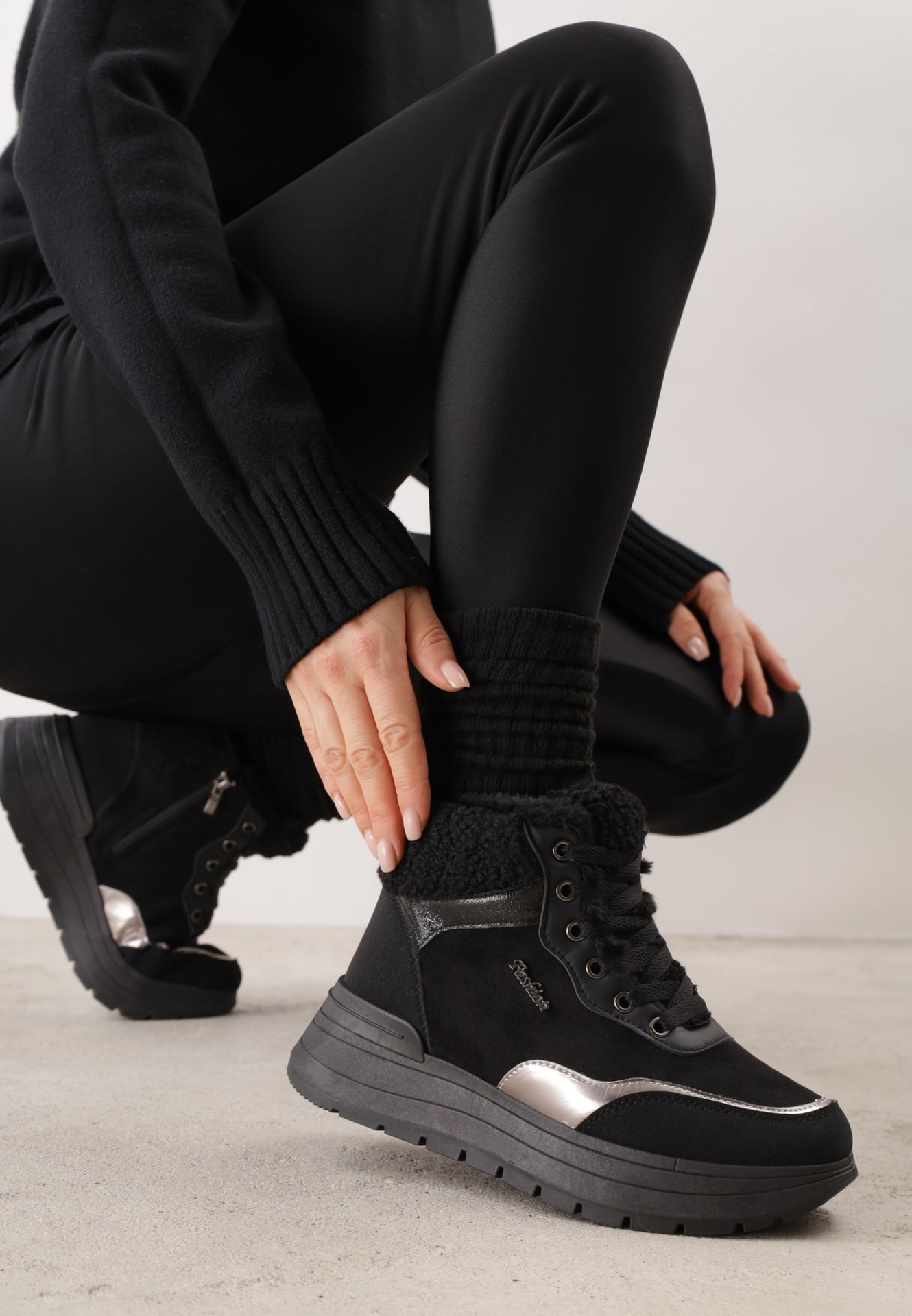 Ghete de zăpadă izolate pe platformă în stilul sneakers Balinda Negre