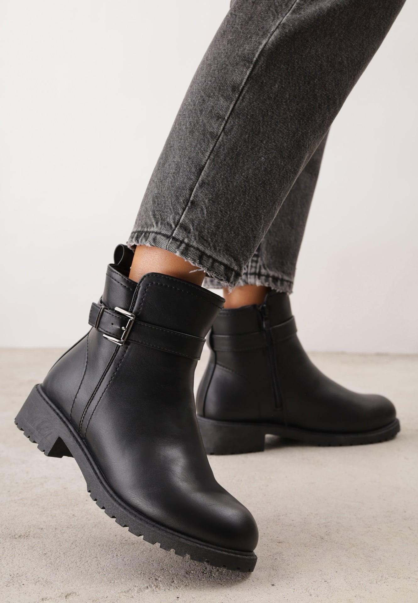 Botine cu cataramă metalică Nelfina Negre