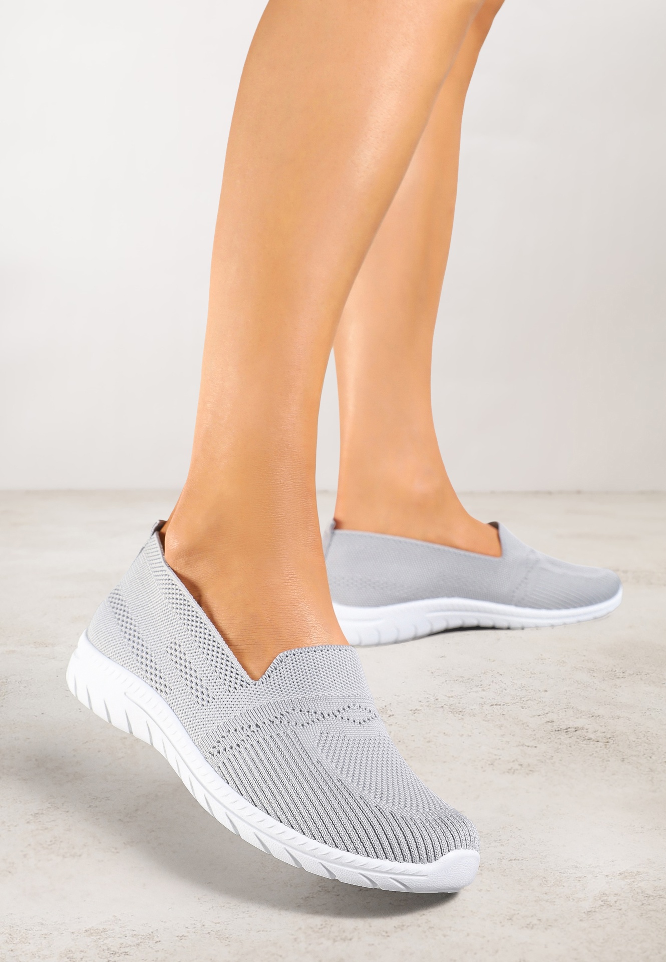 Teniși Gri cu Perforații pe Partea Superioară Elastică Helsedi