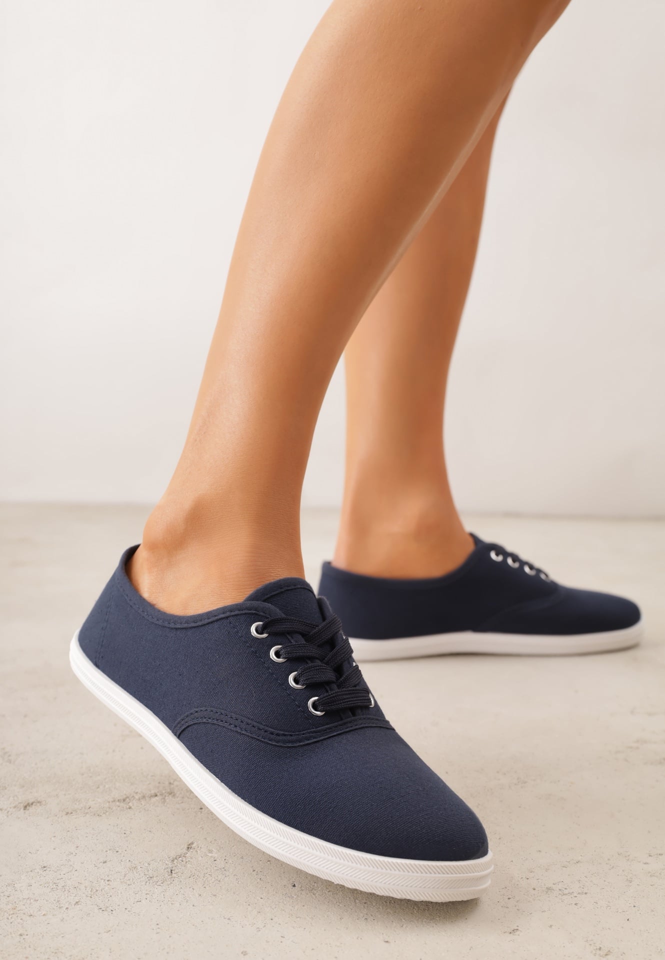 Tenisi bleumarin cu șireturi cu talpă plată din material cu buline Harnisa