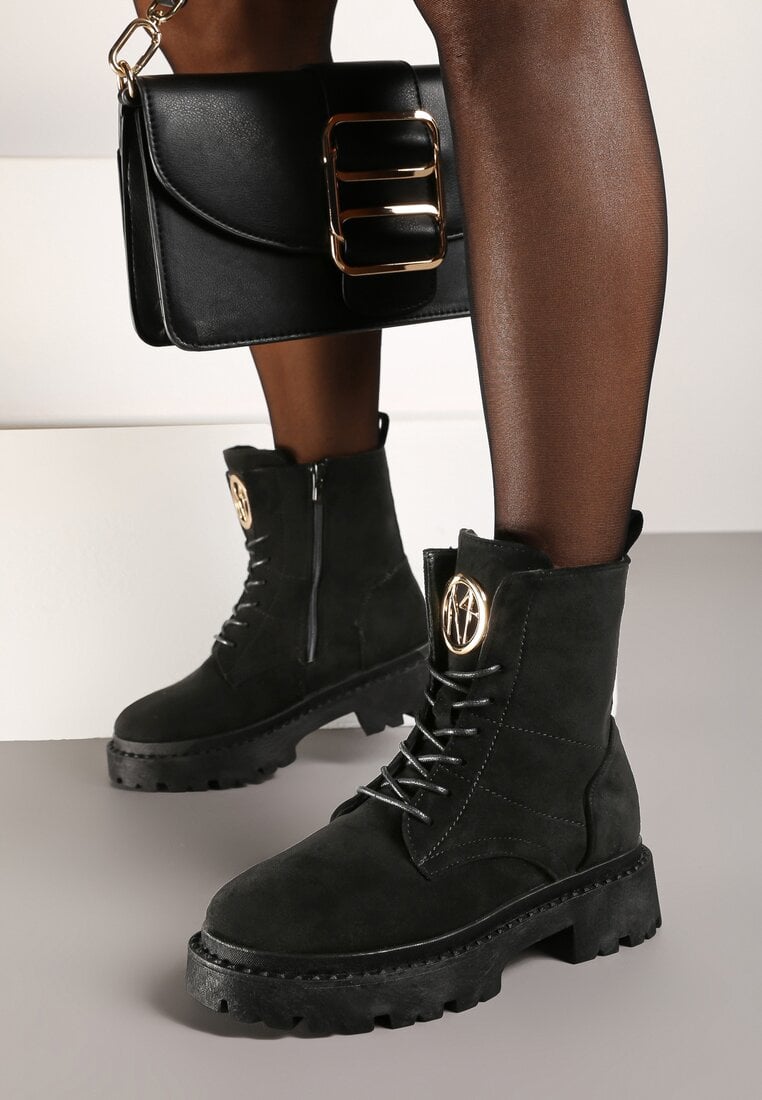 Botine negre din imitație de piele întoarsă cu talpă plată cu cusături și logo Sylvara