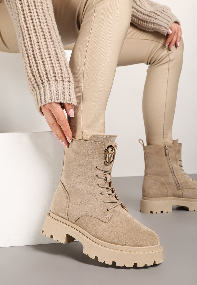 Botine Bej din imitație de piele întoarsă cu talpă plată cu cusături și logo Sylvara