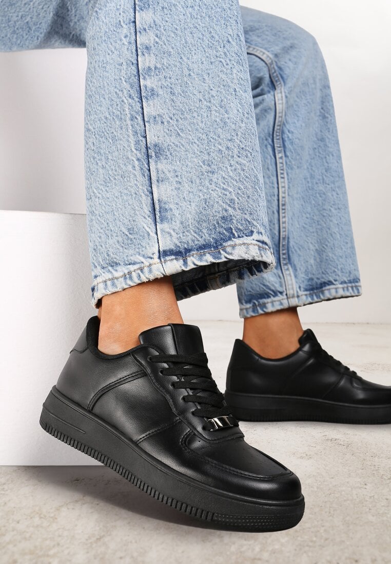 Adidași negri cu șireturi decorați cu perforații Ellemisa