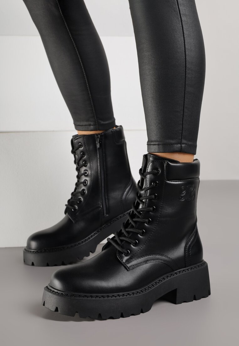 Botine Negre Izolate cu șireturi Vices cu talpă plată Decorate cu gofrare Zerilea