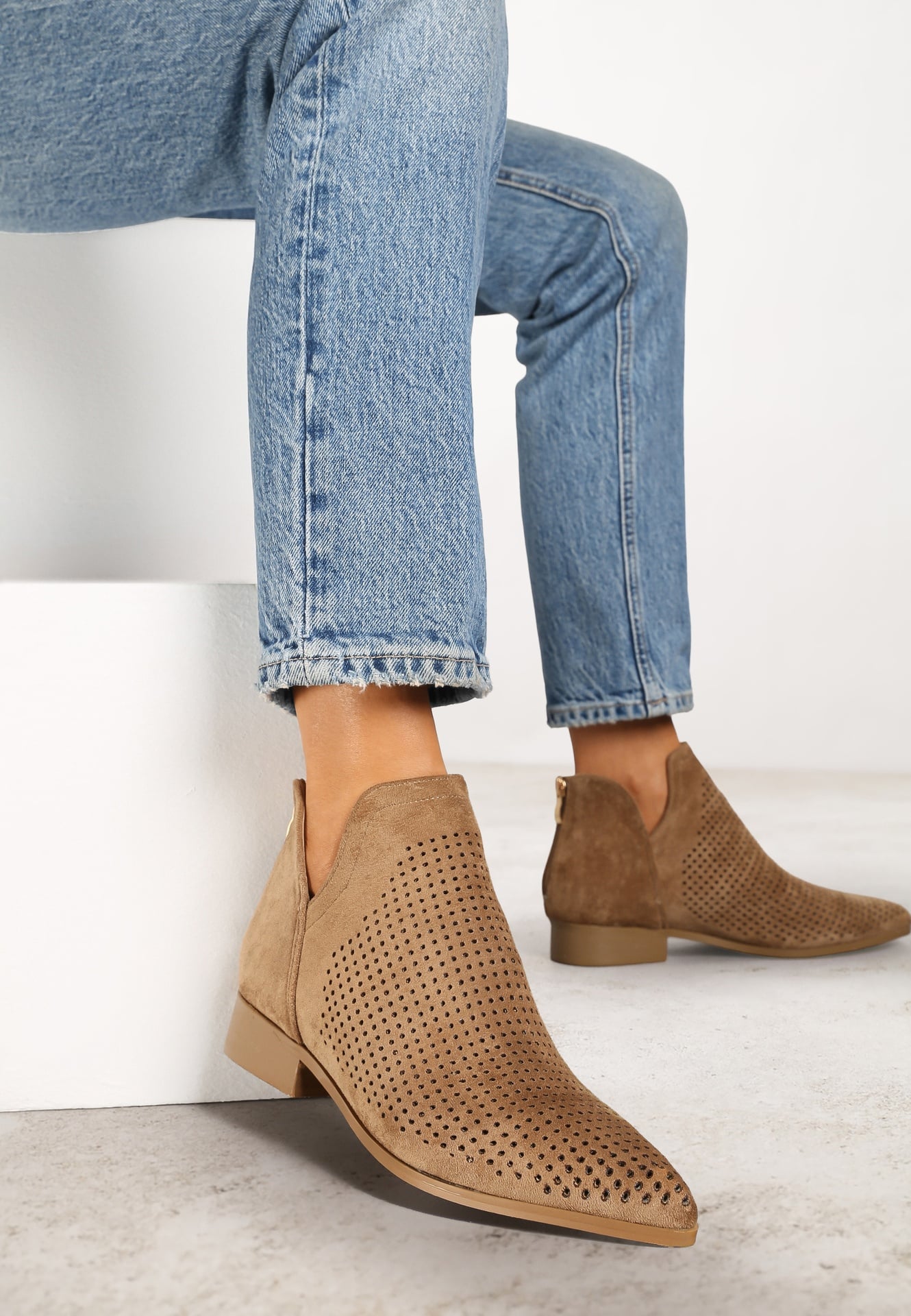 Botine plate Bej închis Vices cu carâmb ajurat decorate cu decupaj Selanis