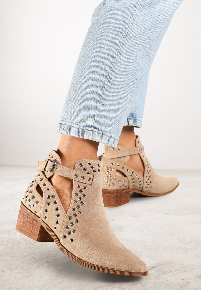 Ghete bej Vices cu toc gros stil cowboy cu aplicații metalice și decupaje Virori