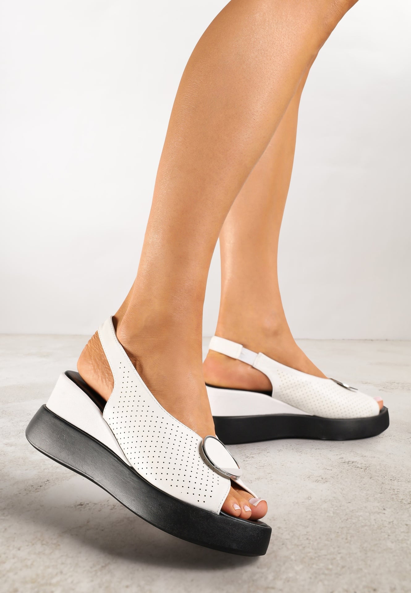 Sandale ajurate albe cu pană decorate cu aplicație Atavia