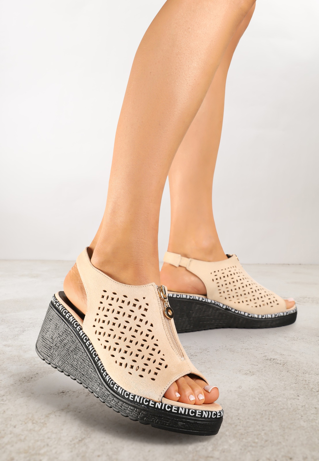 Sandale Bej Vices cu pană cu partea superioară ajurată și fermoar Linalunea