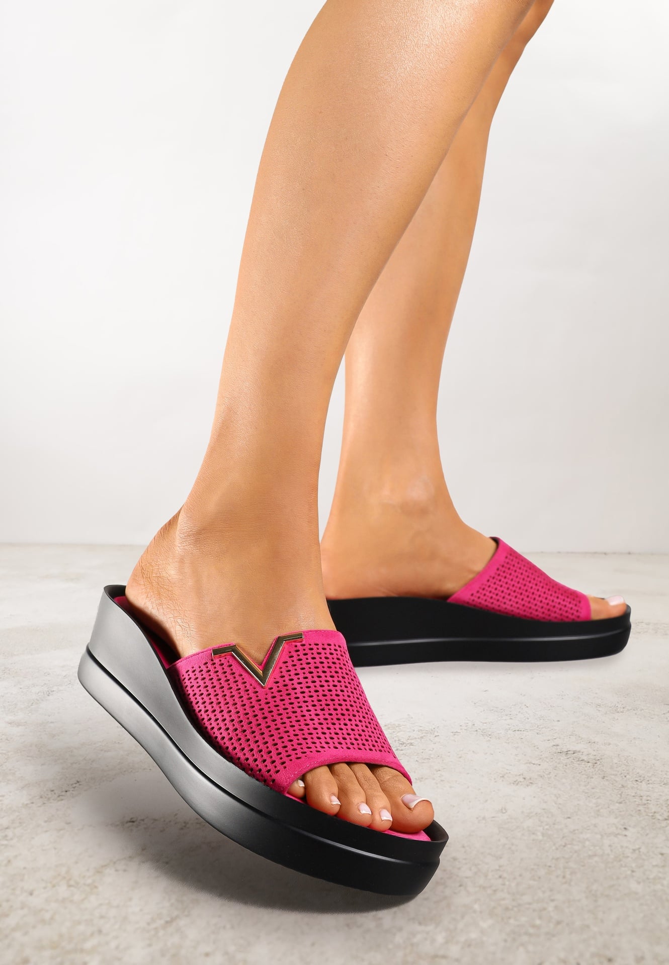 Papuci Fucsia Vices Decupați cu Detaliu Metalic cu Talpă Pană Gleorine