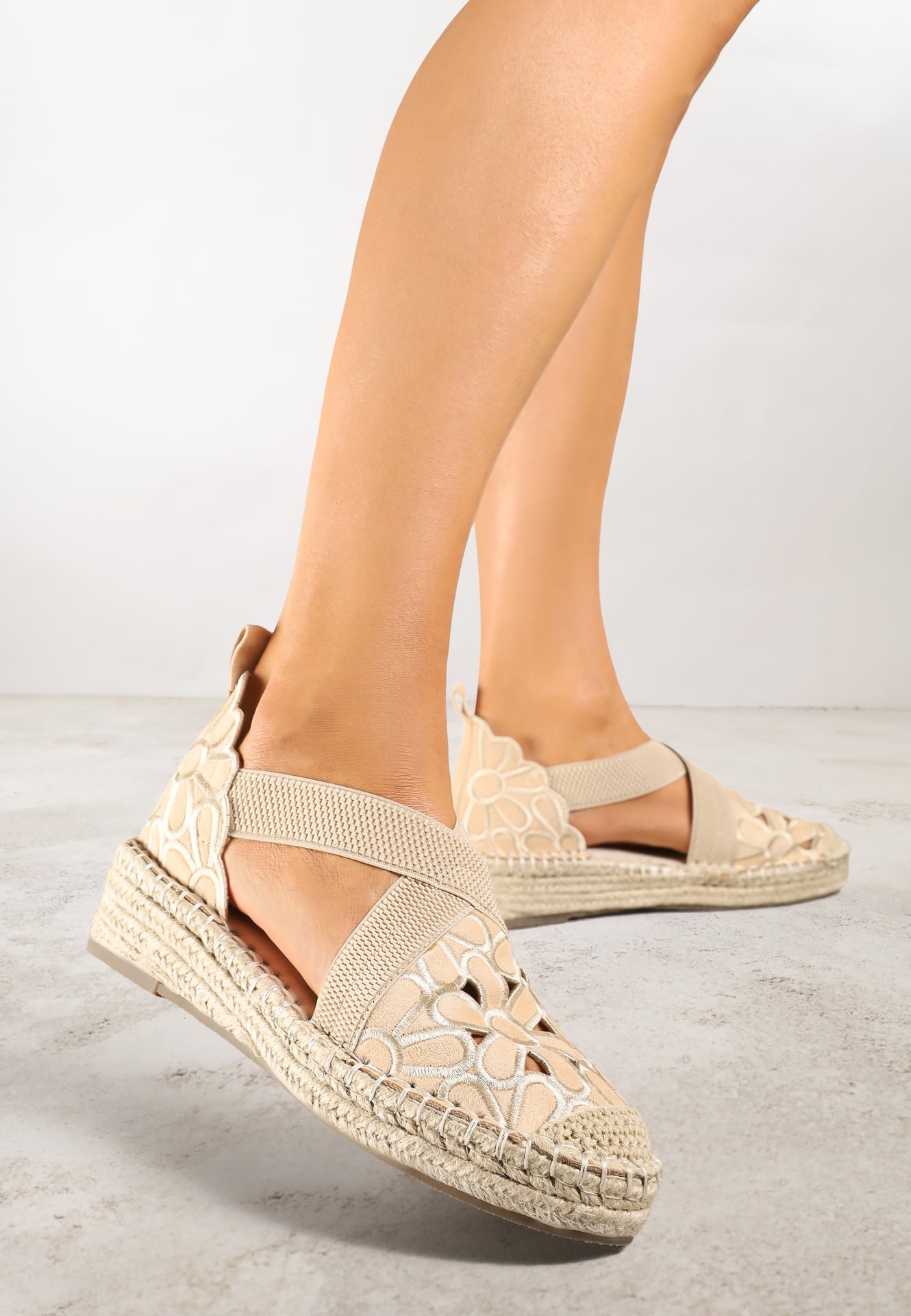 Sandale Bej cu Pană Vices cu Partea Superioară Ajurată Zinitte