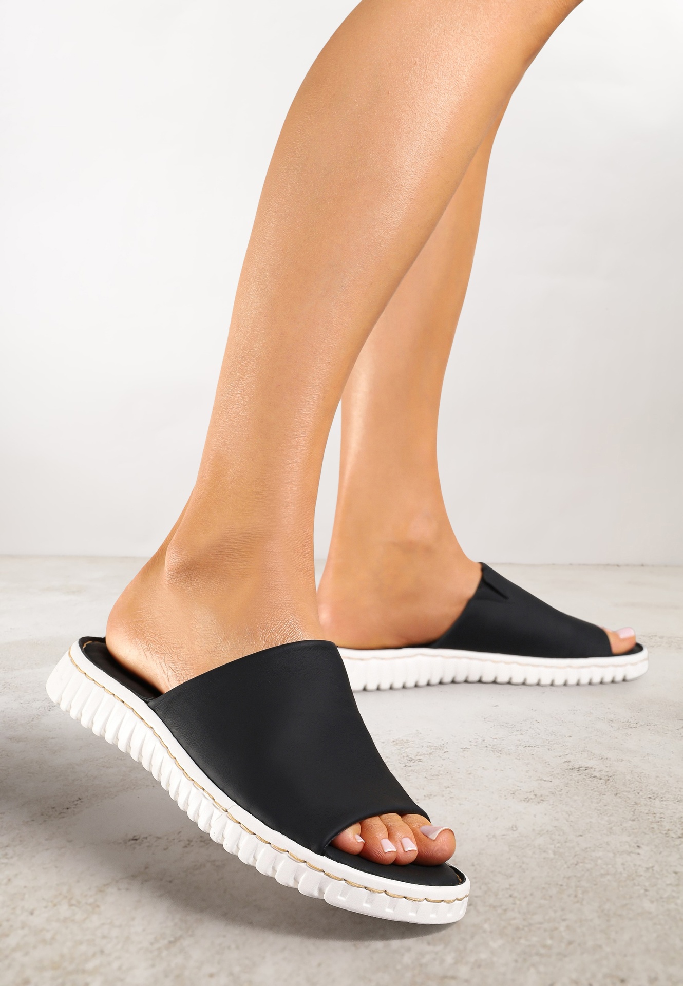 Papuci Negri Vices din Piele ecologică cu talpă cu caneluri Dorovia