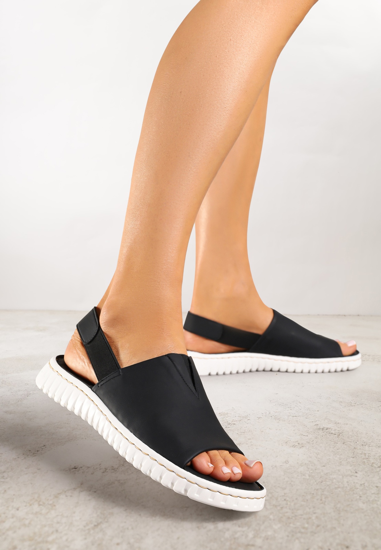 Sandale Negre Vices din Ecopiele întoarsă pe Talpă Decorată cu Striații Saruvelle