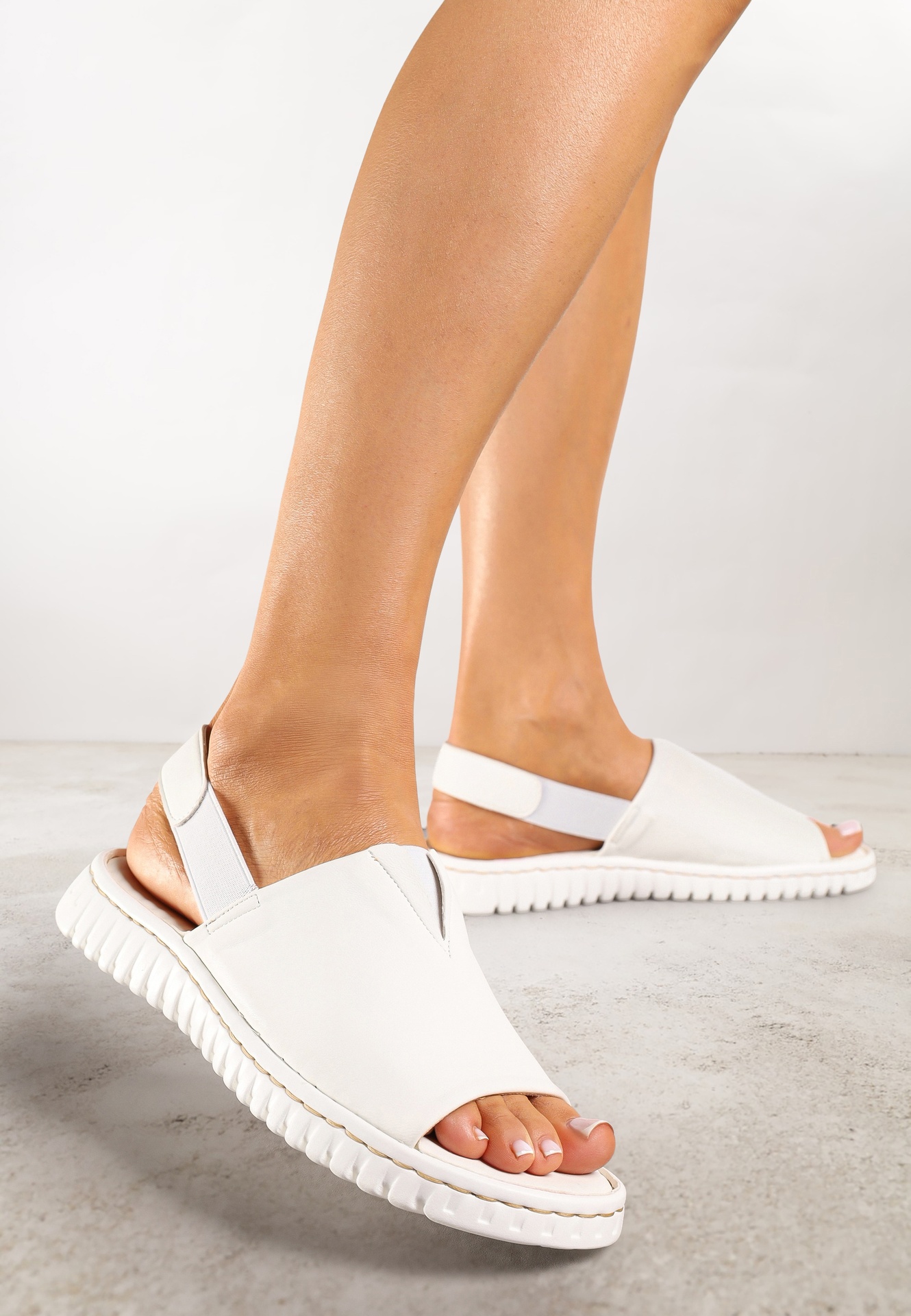 Sandale Albe Vices din piele ecologică întoarsă pe talpă decorată cu striații Saruvelle