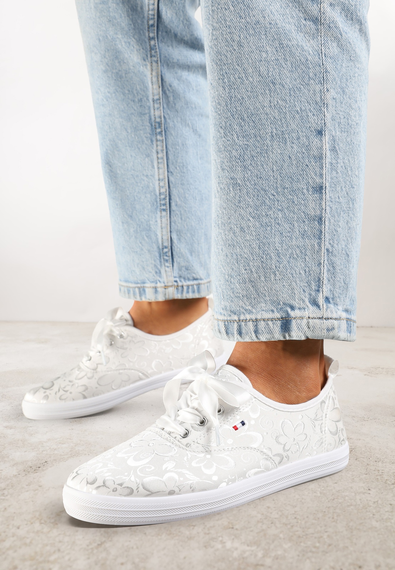 Tenisi albi decorați cu flori Telesiena