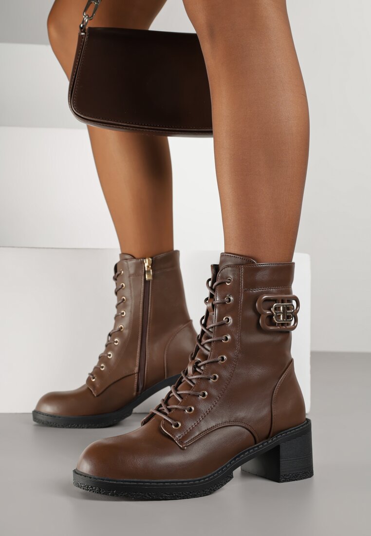 Botine maro Vices design tip bocanc cu toc gros decorate cu aplicație Nuvitte