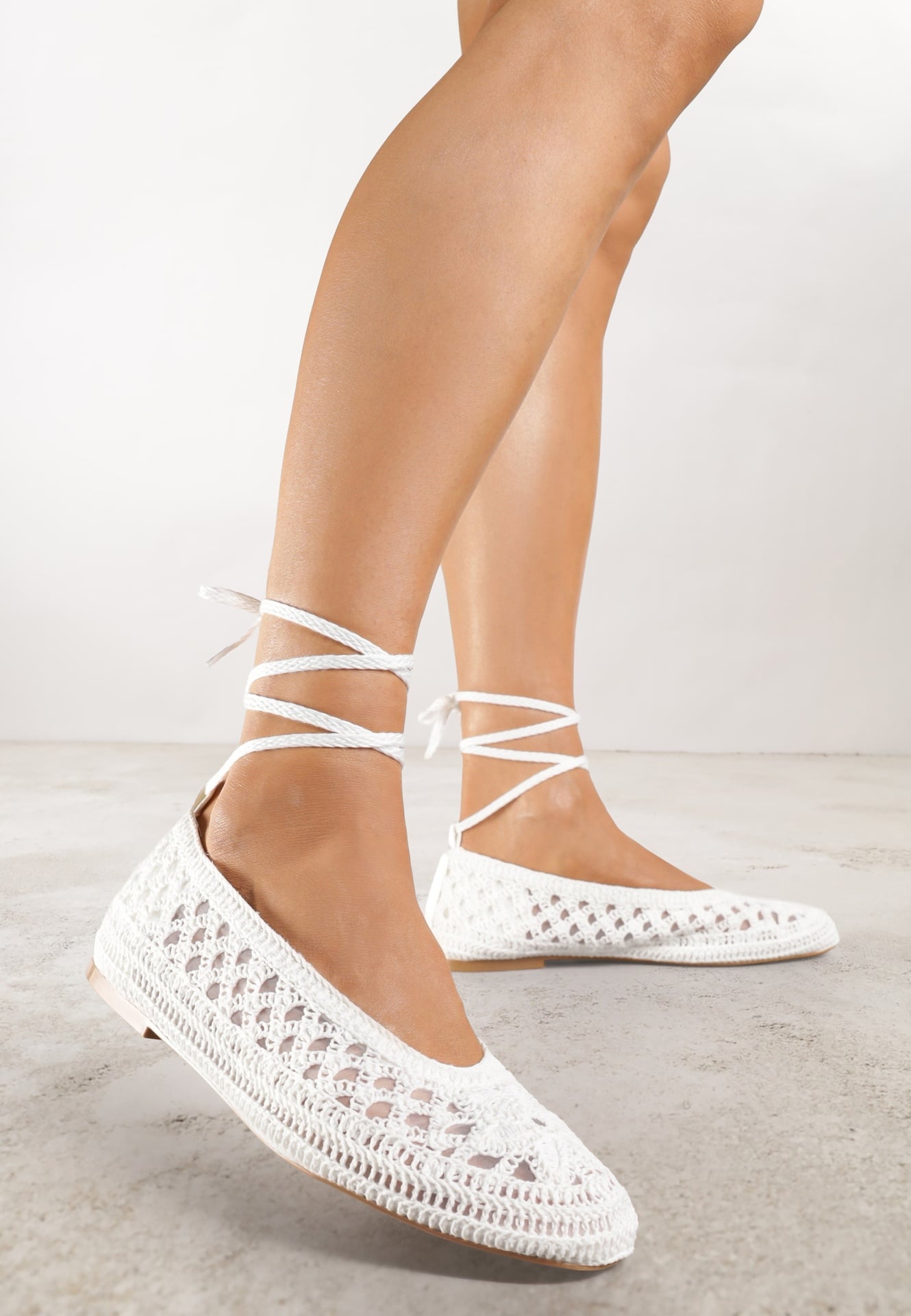 Balerini Albi Vices cu Partea Superioară Croșetată și cu Legare în Jurul Gleznei Ernelia