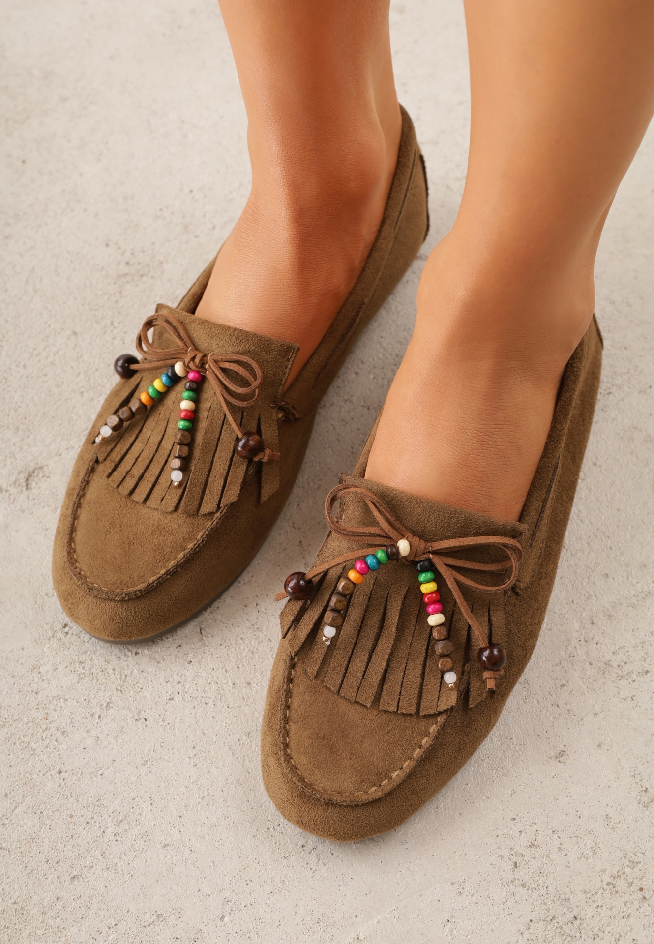 Mocasini Bej închis VICES din imitație de piele întoarsă cu fundiță și mărgele colorate și cu branț din piele Nenden