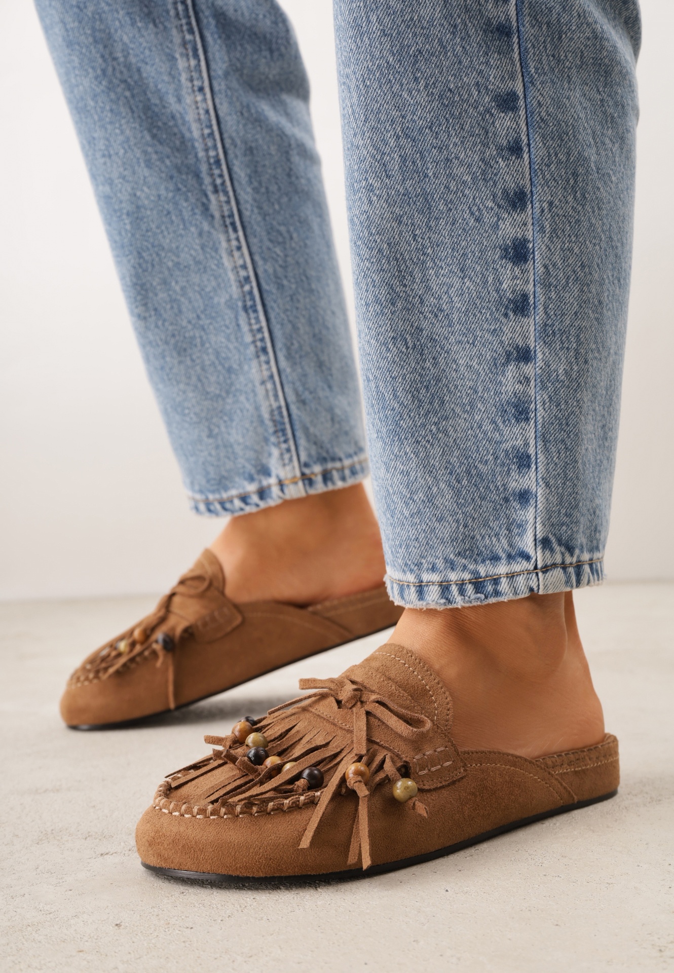 Papuci Maro Deschis VICES Mule Decorate cu Franjuri, Mărgele și Fundă Eathelena