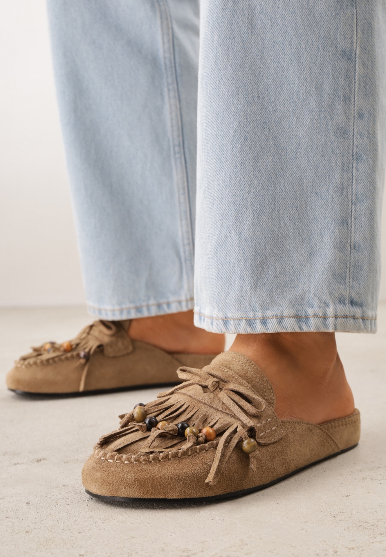 Papuci bej VICES Mule Decorați cu ciucuri, mărgele și fundă Eathelena