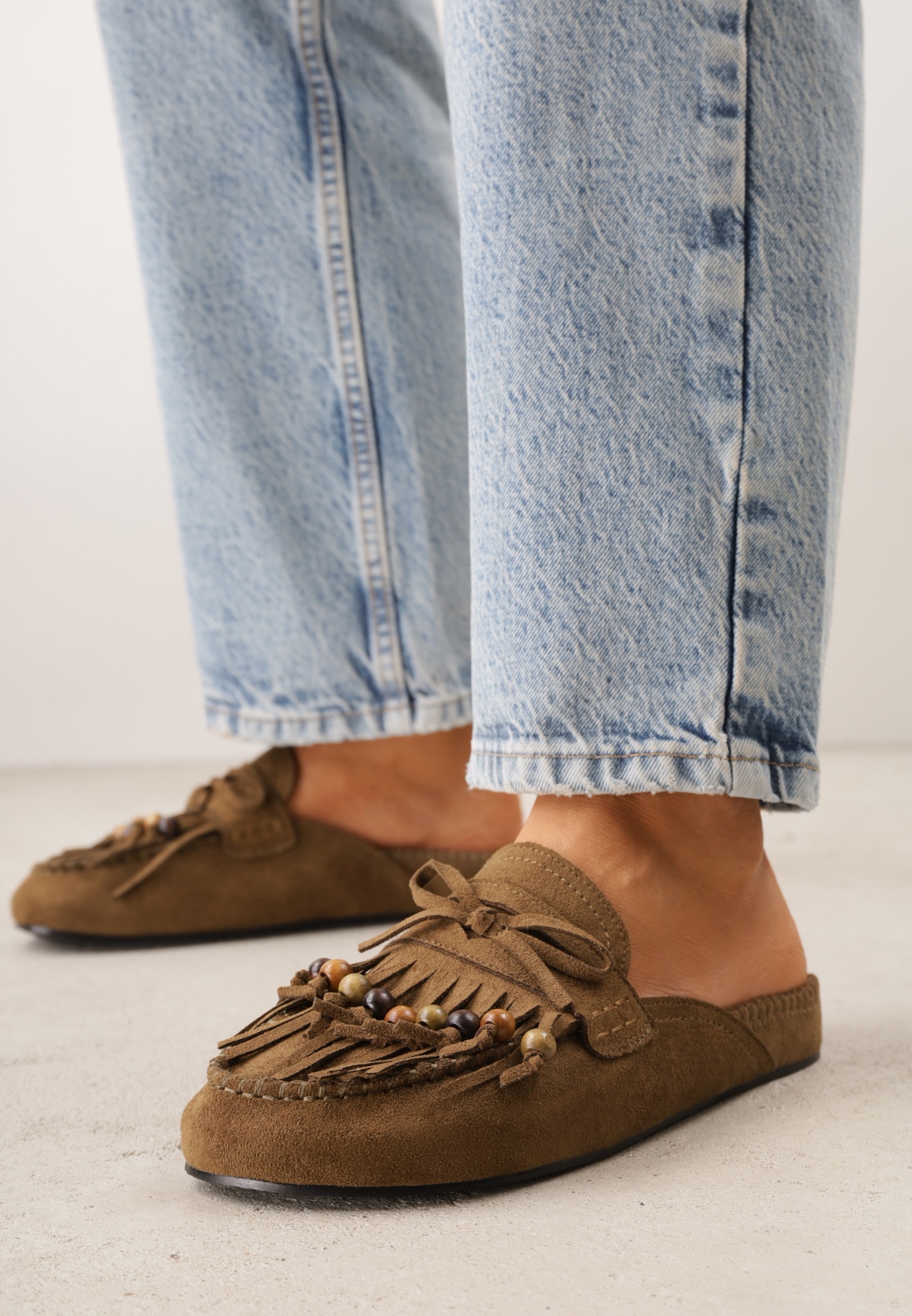 Papuci Bej închis VICES Mule Decorate cu Franjuri, Mărgele și o Fundă Eathelena