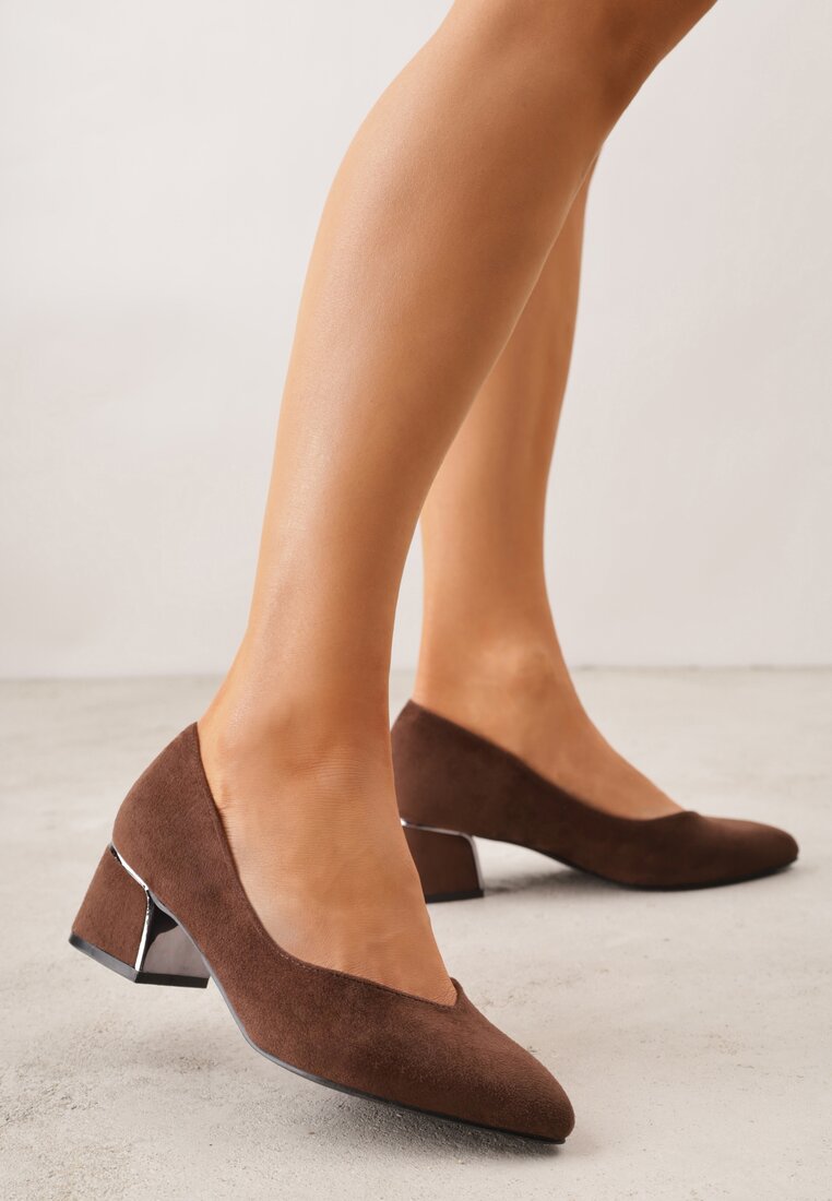 Pantofi cu toc Maro Vices cu toc bloc din imitație de piele întoarsă cu branț din piele naturală cu ornament metalic Mixin