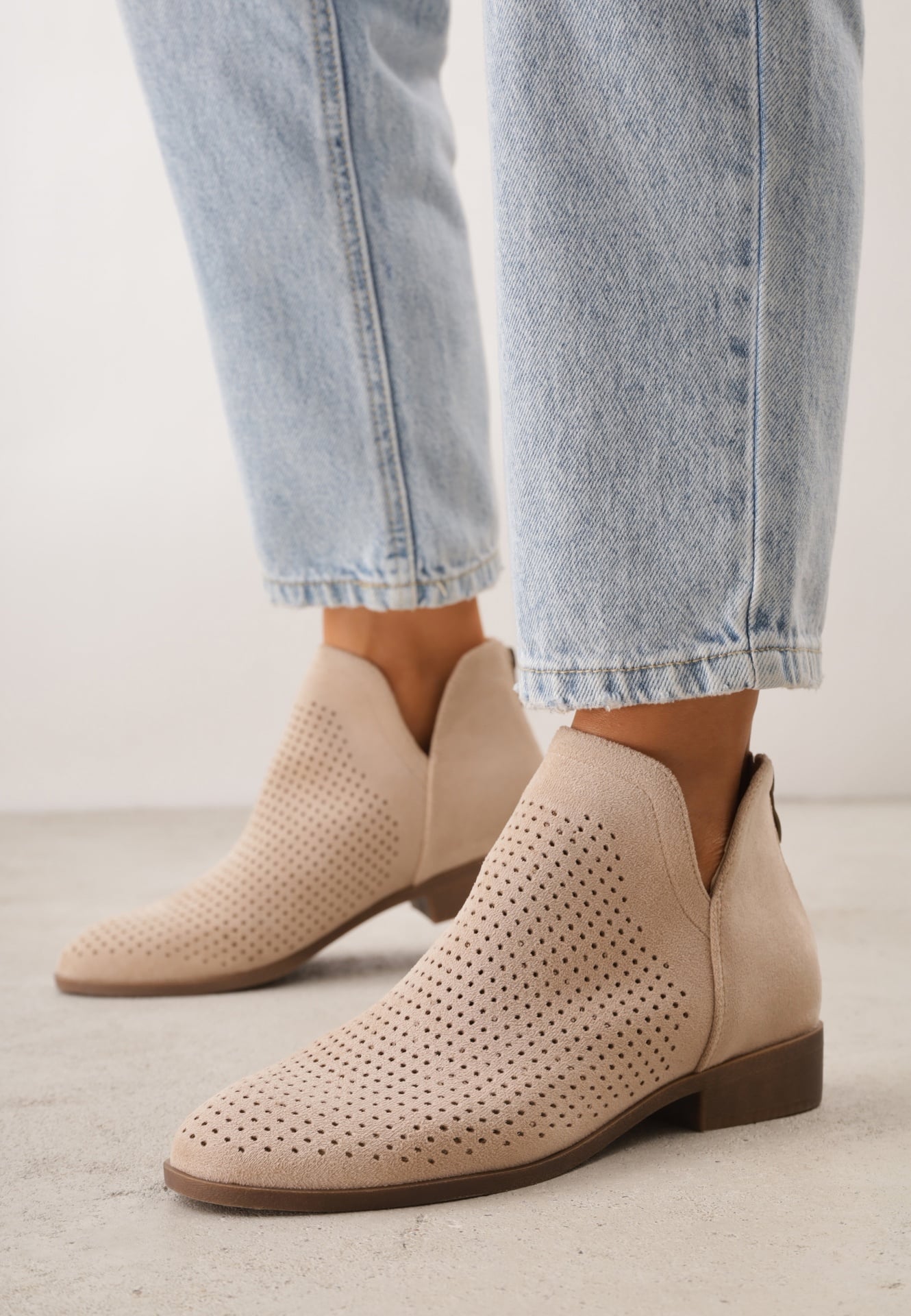 Botine Bej deschis Vices cu talpă plată decorate cu decupaj Felirwen